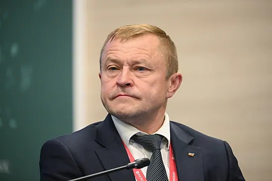 Бизнес столкнулся с рядом сложностей из-за высокой ключевой ставки. Об этом заявил президент общественной организации МСП «Опора России» Александр Калинин на ПМЭФ, передает Telegram-канал «Абзац». Как уточнил Калинин, «сигналы негативные идут». По его словам, «Опора России» вместе с Промсвязьбанком ежемесячно проводит мониторинг настроений малого бизнеса. По итогам апрельского мониторинга 48% респондентов заявили о сокращении выручки, отметил президент общественной организации. «35% заявили, что они вообще не хотят кредитоваться по таким ставкам, у них никакого интереса нет, это прямой путь к разорению. Половина, кто хотел бы взять кредит, им банки отказывают, потому что видят: их модель не позволит обслуживать такие ставки по 25% годовых. По данным банков, каждый пятый кредит уже испытывает проблемы с обслуживанием», — подчеркнул Калинин.