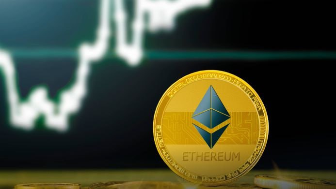 Компания BTCS планирует привлечь почти 58 млн.$ для инвестиций в Ethereum ETH . Компания BTCS заявила о выпуске конвертируемых облигаций посредством полученной кредитной линии от компании ATW Partners в рамках заключенного соглашения. Полученные средства будут направлены BTCS на покупку Ethereum и запуск валидаторов сети. В рамках соглашения BTCS уже получила первый транш в размере 7,80 млн.$ от ATW Partners, а партнер обязуется выкупить остальные облигации. Облигации будут конвертированы в обыкновенные акции компании BTCS с премией и будут приносить держателю 6% годовых. Это говорит о вере в потенциал идеи и рост цены Ethereum. Глава BTCS Чарльз Аллен отметил реализацию дисциплинированной стратегии по увеличению резервов в Ethereum. По его мнению, Ethereum находится в "переломной точке". ‼ Идея компании BTCS понятна и с точки зрения стратегии, и с точки зрения используемого актива для ее реализации, но мы бы хотели обратить внимание на важный теневой аспект: чуть ли не каждый день появляются новости об инвестиционных инициативах в секторе криптовалют, что говорит о рост интереса к сектору, что благоприятно для него. Не рекомендация! Торгую на биржах: Bybit инструкция на регистрацию OKX инструкция на регистрацию BingX инструкция на регистрацию ↔ BitGet подарочный бонус 6200USDT Мой закрытый Премиум канал Ставьте , если канал полезен!