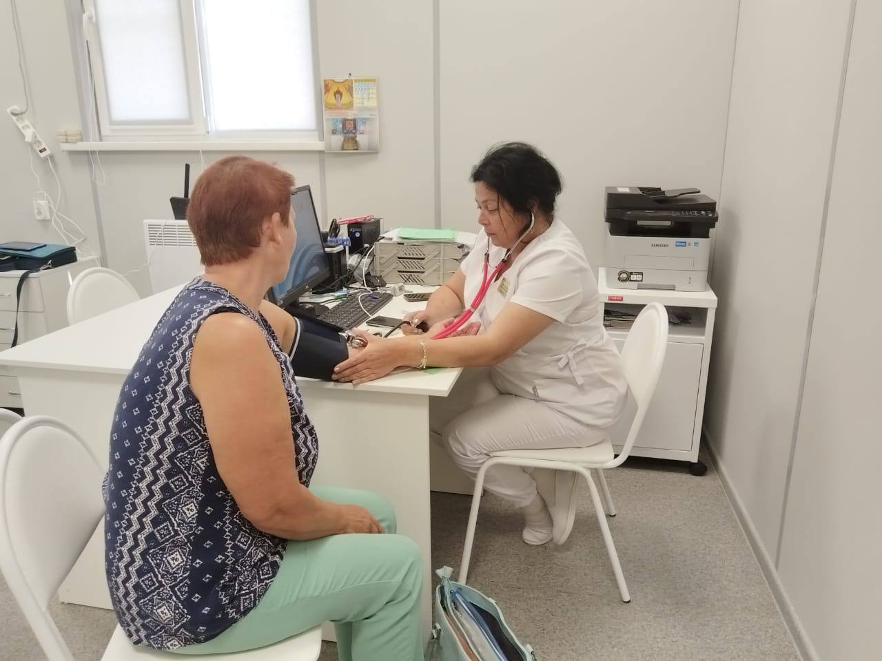 Клиники волгоградского региона пополняют кадрами по программе «Земский доктор/фельдшер»  Семь соглашений с медработниками по программам «Земский доктор/фельдшер» было подписано с начала 2025 года — квалифицированные специалисты отправятся работать в центральные районные больницы.  Кадровый состав Фроловской центральной районной больницы пополнился анестезиологом-реаниматологом. На работу в ЦРБ Киквидзенского, Палласовского, Калачевского и Городищенского районов устроились терапевты-участковые. Участники программы получают единовременные выплаты до 1,5 млн рублей.  Напомним, что медики, участвующие в программах «Земский доктор/фельдшер» и переезжающие в населенные пункты с численностью менее 50 тыс. человек, имеют право на получение единовременных выплат. В 2025 году планируется привлечь 72 врача и 46 фельдшеров и медсестер. 44 медикам, устроившимся на работу в ЦРБ, будет выплачено по одному миллиону рублей, а 28 специалистам, выбравшим работу в отдаленных районах, — по 1,5 млн рублей. Фельдшеры же получают 500 и 750 тыс. рублей соответственно. Работа по привлечению кадров в медицинские учреждения сельской местности Волгоградской области продолжается.   Обеспечение медицинских учреждений высококвалифицированными кадрами является одной из ключевых задач, поставленных губернатором Андреем Бочаровым. Для реализации этой цели используются различные федеральные и региональные меры поддержки, включая федеральный проект «Медицинские кадры» нацпроекта «Продолжительная и активная жизнь», а также областные программы, разработанные совместно с профессиональным сообществом.   Отметим, в 2024 году к программам «Земский доктор/фельдшер» присоединились 99 врачей и 56 специалистов среднего медицинского звена, которые начали работать в сельских больницах Волгоградской области.     Подпишись, здесь интересно     #облздрав34