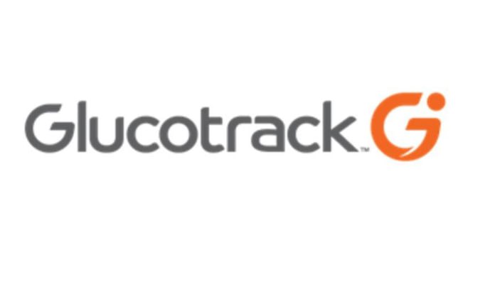 Компания Glucotrack успешно завершила первое в мире исследование своей имплантируемой системы непрерывного мониторинга глюкозы  CBGM .   Главное отличие технологии — измерение глюкозы не из межтканевой жидкости, а непосредственно из крови, что устраняет задержку в показаниях.   Имплантируемый сенсор: датчик имплантируется подкожно, а проводник вводится в крупный кровеносный сосуд  например, подключичную вену ​. Такая внутрисосудистая установка позволяет сенсору постоянно контактировать с кровью и измерять уровень глюкозы непосредственно в кровотоке. Для имплантации применяется относительно простая процедура, похожая на установку кардиостимулятора или другого сердечно-сосудистого имплантата. По данным разработчиков, операция занимает около 20 минут и выполняется через пункцию  прокол  кожи без обширного хирургического вмешательства.​   Длительный срок работы: потенциальная работа устройства до трёх лет избавляет от необходимости частой смены сенсоров.   Повышенная точность: прямое измерение крови позволяет оперативно фиксировать изменения уровня глюкозы, что особенно важно при резких скачках показателей   Безопасность: в исследовании не зафиксировано серьёзных осложнений, что даёт надежду на успешное применение технологии в будущем.   Впереди ещё масштабные испытания. Но если технологию доведут до ума, получится интересное развитие CGM.    Diabet News