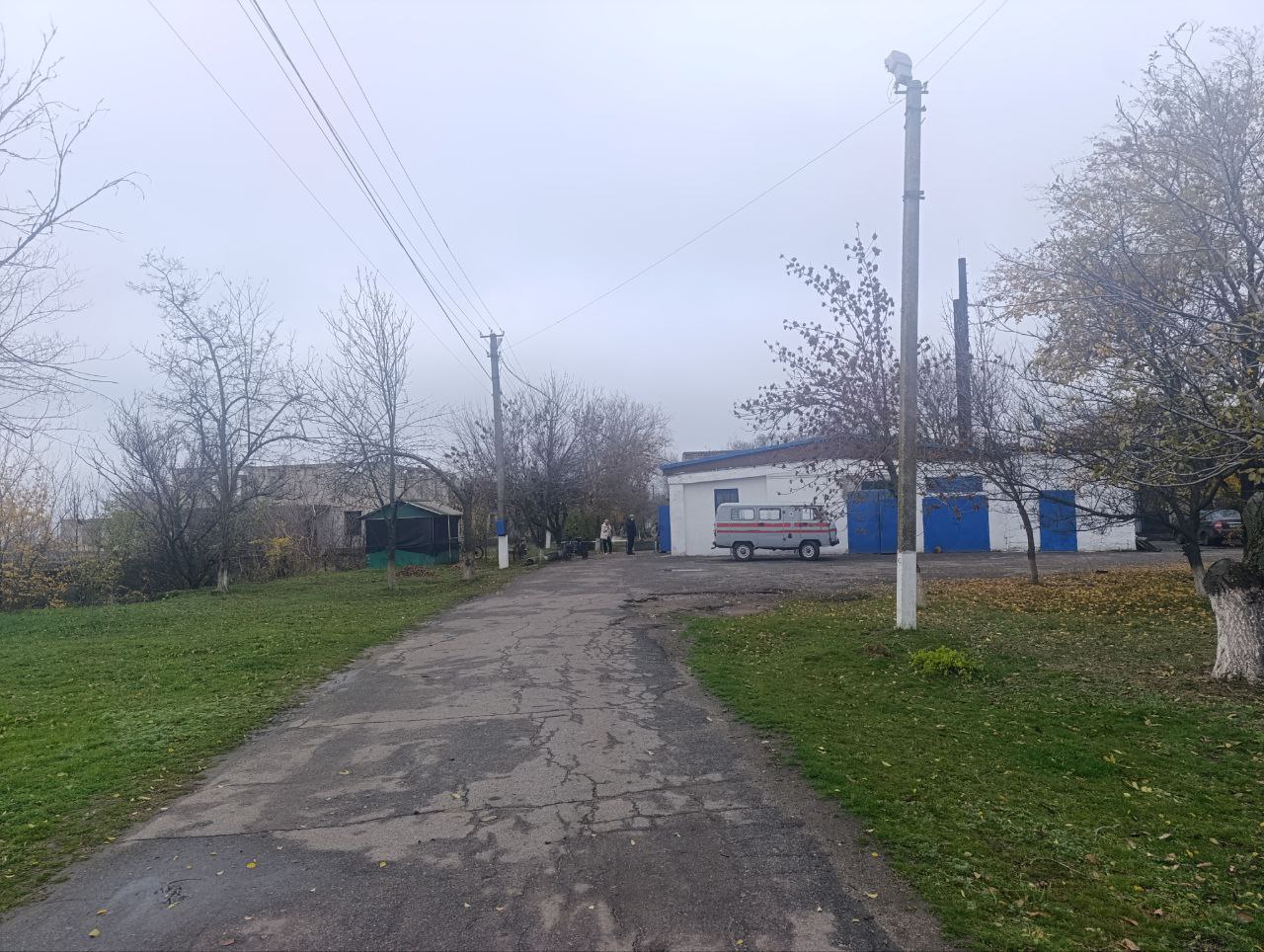 Представители Министерства здравоохранения Херсонской области и специалисты Минздрава России посетили Новотроицкое Сотрудники Министерства здравоохранения Херсонской области совместно с представителями Центрального научно исследовательского института организации и информатизации здравоохранения Минздрава России осуществили рабочий визит в Новотроицкую ЦРБ Главной темой обсуждения стала реализация проекта по строительству новой больницы в Новотроицком округе по указанию Президента Российской Федерации Владимира Владимировича Путина Реализация данного проекта позволит значительно улучшить условия оказания медицинской помощи и повысить её доступность для жителей Новотроицкого района и близлежащих населённых пунктов В ходе визита специалисты осмотрели терапевтическое и детское отделения где ознакомились с условиями пребывания пациентов оснащением палат и организацией работы медицинского персонала Отдельный блок обсуждения касался вопросов маршрутизации пациентов порядка поступления приёма и оказания помощи а также взаимодействия между подразделениями медицинского учреждения Совместно с федеральными экспертами ведётся комплексная оценка состояния медицинских учреждений чтобы определить первоочередные меры по их укреплению повышению эффективности и комфорта для пациентов и медицинских работников Работа по совершенствованию системы здравоохранения в Херсонской области продолжается в плановом режиме