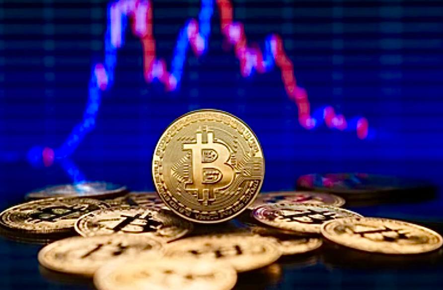 Биткоин вновь реагирует на президента США. Трамп тянет с решением по Ирану. Биткоин падает.   Биткоин упал до уровня $103 000. Остальные криптовалюты также отреагировали падением.   Рынок находится под давлением ФРС — ставка не меняется и все указывает на то, что понижения в ближайшее время ждать не стоит.   Это плохой сигнал для крипты, потому, что при высоких ставках в рынок вливается меньше денег.  Монеты в моменте:    Эфир - 2 420$     БНБ - 640$     Доге - 0,16$      Ада - 0,58$     Солана - 138$     Тон - 2,9     Суи - 2,7$      Рипл - 2,1$.     Сохраняем спокойствие. У кого средняя по монете выше текущих цен, будет неплохо докупить.   Не является индивидуальной инвестиционной рекомендацией  #новости_крипты