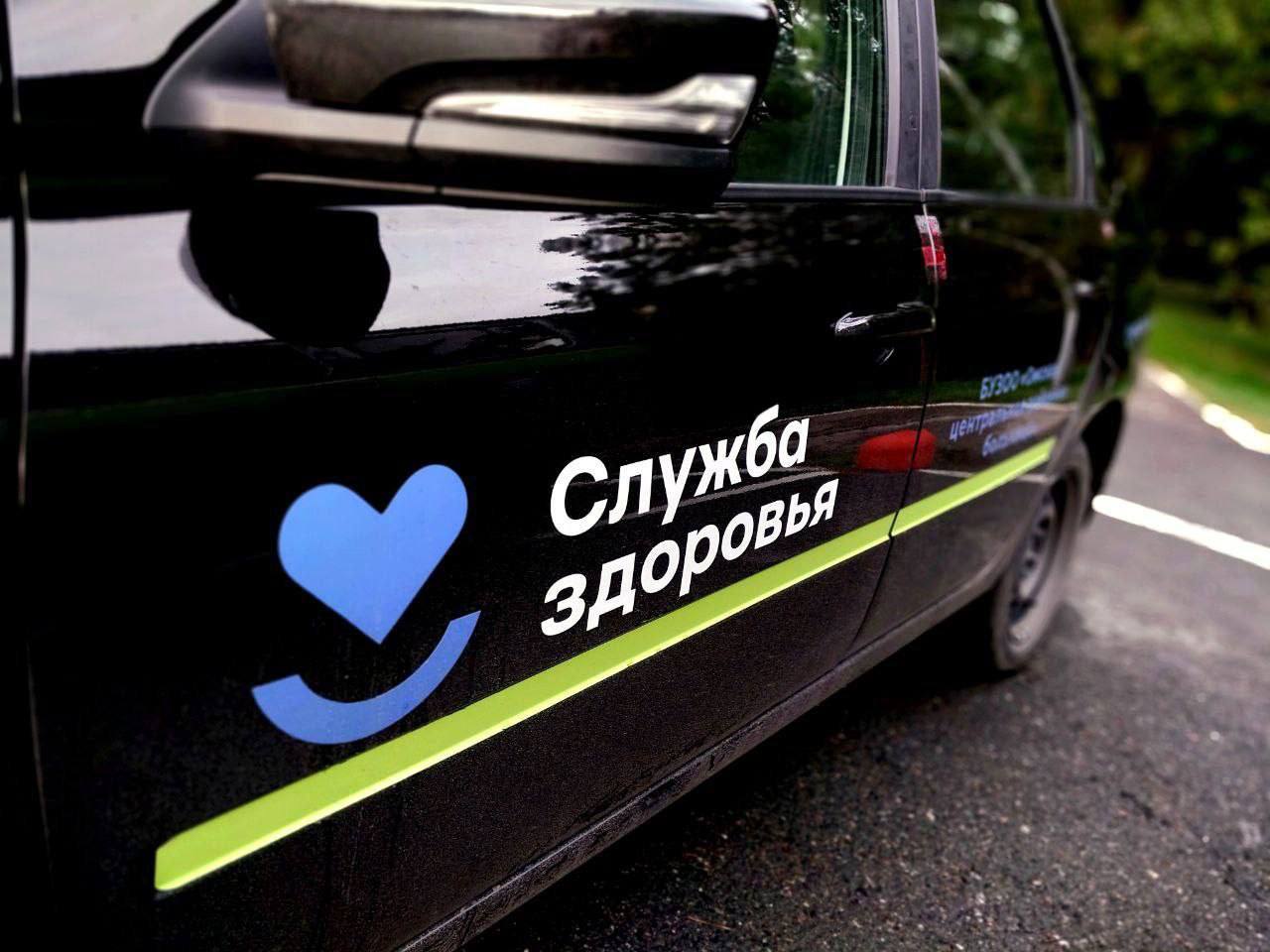 Медики районных больниц выехали на помощь к пациентам почти 170 000 раз на новых авто, полученных по программе модернизации первичного звена здравоохранения Таковы результаты за 2024 год. Напомним, программа модернизации первичного звена здравоохранения реализуется в рамках национального проекта «Здравоохранение». Реализация национального проекта находится на личном контроле губернатора Омской области Виталия Павловича Хоценко. Юрий Николаевич Коновалов водитель Красноярской участковой больницы. Весной 2024 года сел за руль нового автомобиля и испытал восторг. Ведь за 22 года работы в ЦРБ таких машин еще не было. - Я на разных машинах работал, «лошадки» довольно изношенные уже были. Не редко ломались и тормозили всю работу. А ведь я ежедневно из Красноярской участковой больницы вожу анализы в город, в разные медицинские учреждения. Километраж ежедневно не меньше 100 км, а за год эксплуатации уже 42 тысячи км «набежало». Хорошо, что закупается отечественная техника, всегда есть запчасти, знаешь какие-то особенности в обслуживании, нет проблем с заправкой, - делится Юрий Николаевич. В Омской центральной районной больнице обновился также парк автомобилей скорой помощи - в пользование медиков поступило шесть автомобилей. Суммарно они "намотали" почти миллион километров - 960 690 км. Новая машина полностью оборудована для оказания всех видов скорой медицинской помощи и взрослым, и детям. Вместе с машиной поступили медицинские укладки. Всего за время реализации программы приобретено 297 единиц автомобильного транспорта. За 2024 год медики районных больниц выехали на помощь к пациентам 166 867 раз.