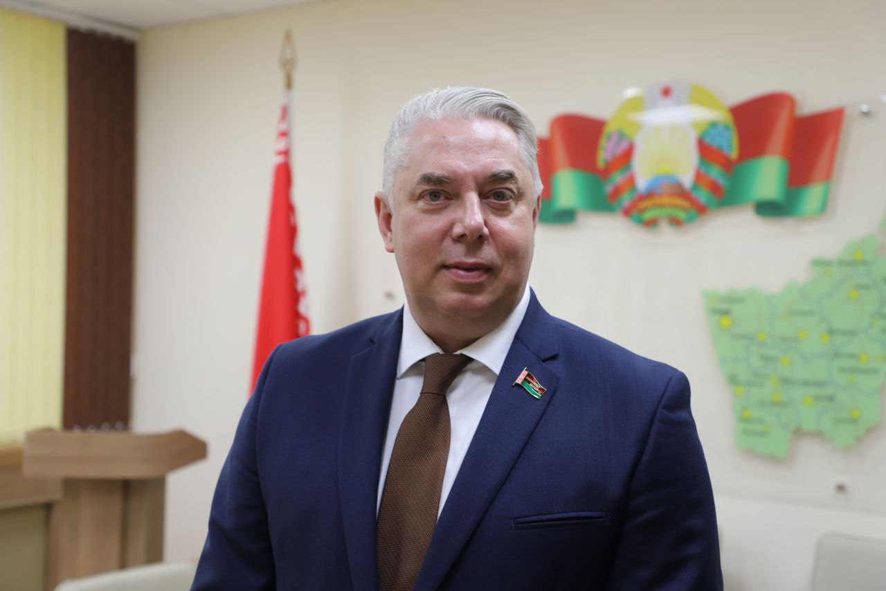 Новый корпус областного клинического кардиологического центра планируют ввести в эксплуатацию к весне 2025 года О главных достижениях Гродненского областного клинического кардиологического центра в текущем году рассказал главврач медучреждения Андрей Янушко Мы продолжаем строительство нового корпуса, которое идет по графику. К маю 2025 года планируем ввести этот объект в эксплуатацию. Сейчас ведутся отделочные работы, завершается закупка медицинского оборудования. Запланировано введение в эксплуатацию компьютерного и магнитно-резонансного томографа, еще одного ангиографа, который будет работать на оказание экстренной медицинской помощи. В планах также увеличить количество медперсонала, который будет занят на данном оборудовании Строительство нового корпуса направлено на улучшение качества оказания медицинской помощи нашим гражданам, ускорение проведения диагностики пациентов