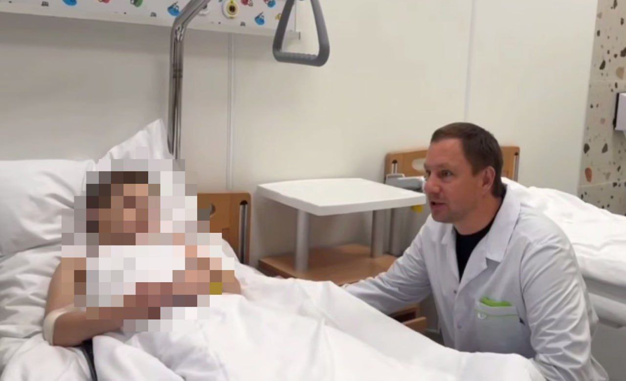 Пострадавший в результате атаки беспилотника мальчик сейчас в больнице Вместе с ним в палате находится бабушка А его маму госпитализировали в другую больницу Все пострадавшие находятся в сознании Их навестил глава Красногорска Дмитрий Волков Он отметил что им помогут всем в том числе и с предоставлением временного жилья и ремонтом Фото Дмитрий Волков глава городского округа Красногорск Telegram
