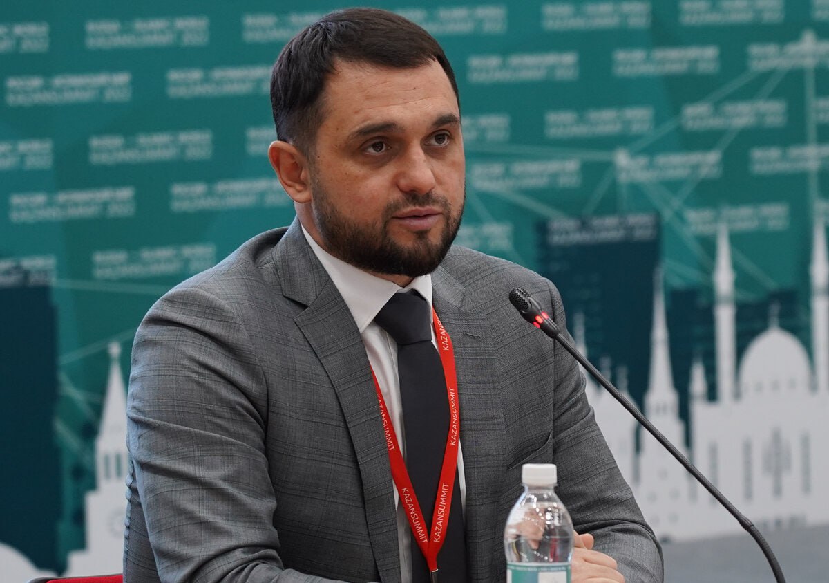 Правительству предложили создать рейтинг врачей, чтобы население оценивало их не только по количеству профессиональных достижений, но и по числу пациентских смертей ввиду «ятрогенных факторов»  С такой инициативой выступила Национальная ассоциация управленцев сферы здравоохранения, направив обращение на имя Михаила Мишустина. Документ есть в распоряжении редакции.  В НАУЗ подчеркнули ключевую роль врача в оказании помощи населению, поэтому предлагается создать ресурс, позволяющий пациентам оценить компетентность доктора, чтобы не записываться на прием «вслепую».  По мнению управленцев, это на данный момент мешает медучреждениям обеспечить равную нагрузку на медицинский персонал, а также способствует росту уровня неудовлетворенности населения качеством медицинской помощи.  Оценивать врача предлагается по уровню образования, трудовому стажу и количеству летальных исходов. Всю эту информацию предполагается публиковать на отдельном, специально разработанном для этого интернет-ресурсе. Полный список предлагаемых критериев выглядит так:  – образование; – наличие ученой степени; – программы повышения квалификации; – стаж трудовой деятельности; – стаж трудовой деятельности по текущему профилю работы; – количество пациентов по диагнозам МКБ за определенный период  квартал и др. ; – результаты оказания медицинской помощи по годам  выздоровление, улучшение, без перемен, ухудшение, летальный исход при доказанной вине врача ; – участие в научной и образовательной деятельности; – узкопрофильные критерии  количество операций, процедур и т.д. .  «В целях недопущения фактов подтасовок и манипуляций при составлении рейтинга, представляется, что его разработкой и сопровождением должен заниматься уполномоченный орган в сфере здравоохранения Российской Федерации с учетом мнения всех заинтересованных сторон  медицинских работников, представителей бизнес- и научного сообществ, а также отраслевых объединений », — подытожил в письме председатель НАУЗ Муслим Муслимов.