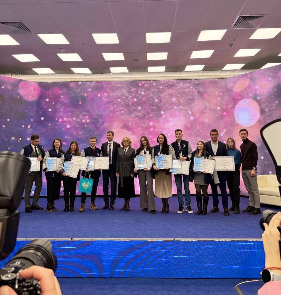 Команда Центра стала победителем конкурса «Всероссийская научная школа «МЕДИЦИНА МОЛОДАЯ».   В рамках традиционной «Российской недели здравоохранения-2024» в ЦВК «ЭКСПОЦЕНТР» прошел IV научно-образовательный медицинский форум «МЕДИЦИНА МОЛОДАЯ».  Ежегодно форум собирает молодых ученых-медиков, ведущих специалистов мирового уровня, лидеров индустрии и представителей органов власти в области медицины. В рамках этого события состоялось торжественное награждение лучших проектов.   В номинации «Молодые ученые – здравоохранению России» победу одержал авторский коллектив Дирекции наука с проектом «Технология создания антропоморфных фантомов для обучения и исследований в области ультразвуковой диагностики», который представила Анастасия Насибуллина, младший научный сотрудник, заместитель начальника лаборатории Центра.   Поздравляем коллег с заслуженной победой и желаем не останавливаться на достигнутом!
