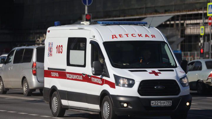 Студент проткнул ножом восьмиклассника, когда учил его самообороне. Школьника экстренно прооперировали В Кировской области в Котельниче первокурсник сельхозтехникума решил провести мастер-класс по самообороне с ножом своему другу школьнику. Молодые люди накануне вечером вышли на улицу гулять и начали «урок». Студент показывал приятелю, как правильно наносить ножевые. Ну и увлёкся. Воткнул перочинный нож прямо в живот друга. Причём довольно глубоко, лезвие было около 10 см. Напугался и бросил раненого приятеля одного. Пострадавший, истекая кровью, сам доковылял до больницы. Там ему диагностировали проникающее ранение брюшной полости и отправили в операционную. Пока пострадавший не пришёл в себя, остаётся в больнице