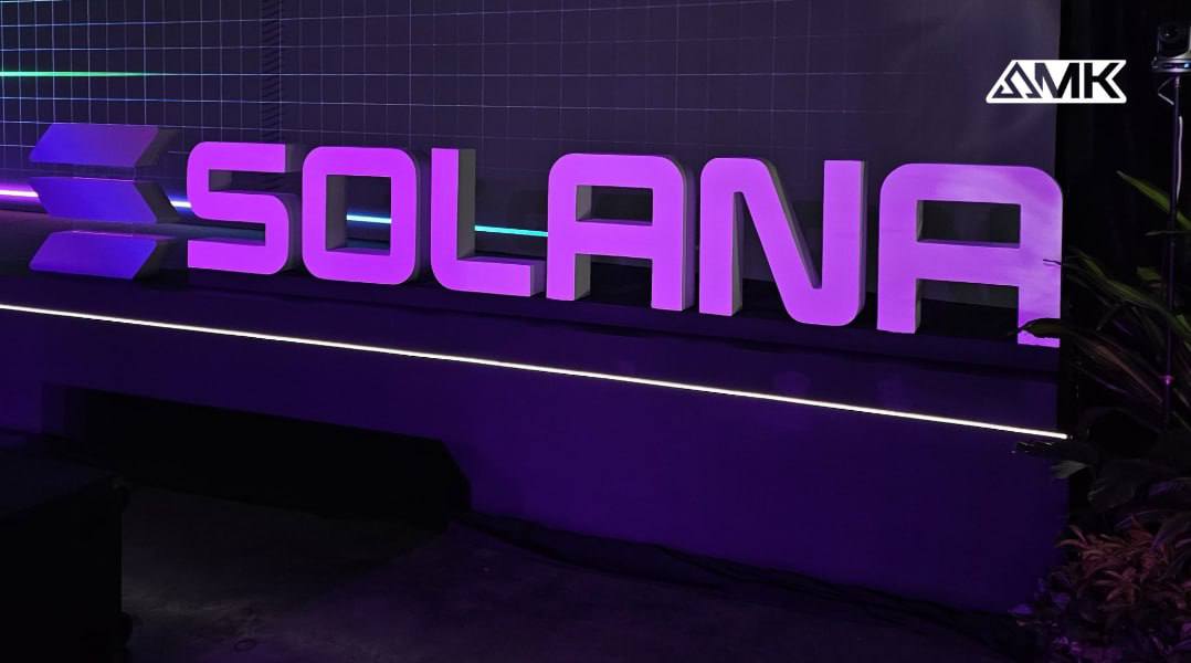 Для Solana разработали решение-защиту от квантовой атаки   Разработчики Solana создали квантово-устойчивое хранилище на блокчейне для защиты пользователей от потенциальной угрозы сверхбыстрых вычислений.    Решение Solana Winternitz Vault функционирует на основе сложной системы хеш-подписей, которая генерирует новые ключи при совершении транзакций, объяснил главный научный сотрудник Zeus Network Дин Литтл.   Такой подход затрудняет проведение скоординированной атаки с помощью квантового компьютера на любой набор открытых ключей, которые раскрываются при подписании операции в сети.  Solana Winternitz Vault доступно как опциональное решение и пока не применяется для всего блокчейна.   При совершении перевода хранилище сначала генерирует пару ключей Winternitz и вычисляет корень Меркла Keccak256 для открытого.    Затем создается «разделенное» хранилище, состоящее двух счетов. В первом пользователь генерирует подпись с суммой для перевода. После совершения транзакции неизрасходованные активы возращаются на второй счет.  При каждой операции Winternitz Vault создает новое хранилище, а старое закрывает. Таким образом ключи основного аккаунта со средствами пользователя остаются нераскрытыми.    Напомним, в марте 2024 года Виталик Бутерин предложил способ защиты Ethereum от этой технологии.