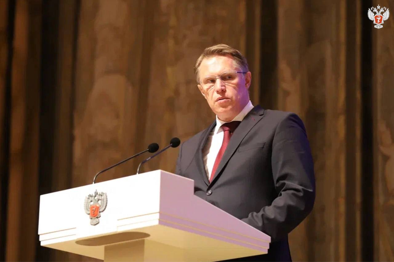 Михаил Мурашко: Старт нового этапа 2025–2030 годов — это не просто продолжение работы, а мощный рывок в будущее здравоохранения Об этом рассказал министр здравоохранения РФ Михаил Мурашко на заседании коллегии Минздрава России «Об итогах работы Минздрава России за 2024 год и задачах на 2025 год». Национальные проекты «Продолжительная и активная жизнь» и «Семья» станут основой для кардинальных изменений. Мы строим не просто новые больницы и обновляем перинатальные центры — мы создаем среду, где технологии, телемедицина и передовое оснащение работают на благо каждого пациента. Более 1 трлн рублей дополнительного финансирования — это не просто цифры, а реальные возможности спасать жизни, снижать смертность и повышать качество медицинской помощи, — отметил министр. Михаил Мурашко подчеркнул, что работа в первичном звене — основная составляющая мнения населения о системе в целом. Новая инфраструктура, доступность записи, время ожидания у кабинета, логистика так же важны как качество медицинской помощи для создания положительного образа и результата в целом, — сказал он. — Поэтому перед нами стоит задача приблизится к уровню удовлетворенности не менее 55%. Огромные резервы повышения продолжительности жизни населения, что еще более важно — здоровой жизни лежат в плоскости «здоровья общества» Реализация принятых концепций на период до 2030 года должна обеспечить снижение распространенности табакокурения и потребления алкогольной продукции, — заявил министр. Он добавил, что работа всех структурных элементов системы профилактики от центров здоровья до кабинетов и отделений медицинской профилактики, центров общественного здоровья должна обеспечить дальнейший рост доли граждан, ведущих здоровый образ жизни до 13,6%, а число лиц, которым будут рекомендованы индивидуальные планы по здоровому образу жизни, должно превысить 4 млн человек.