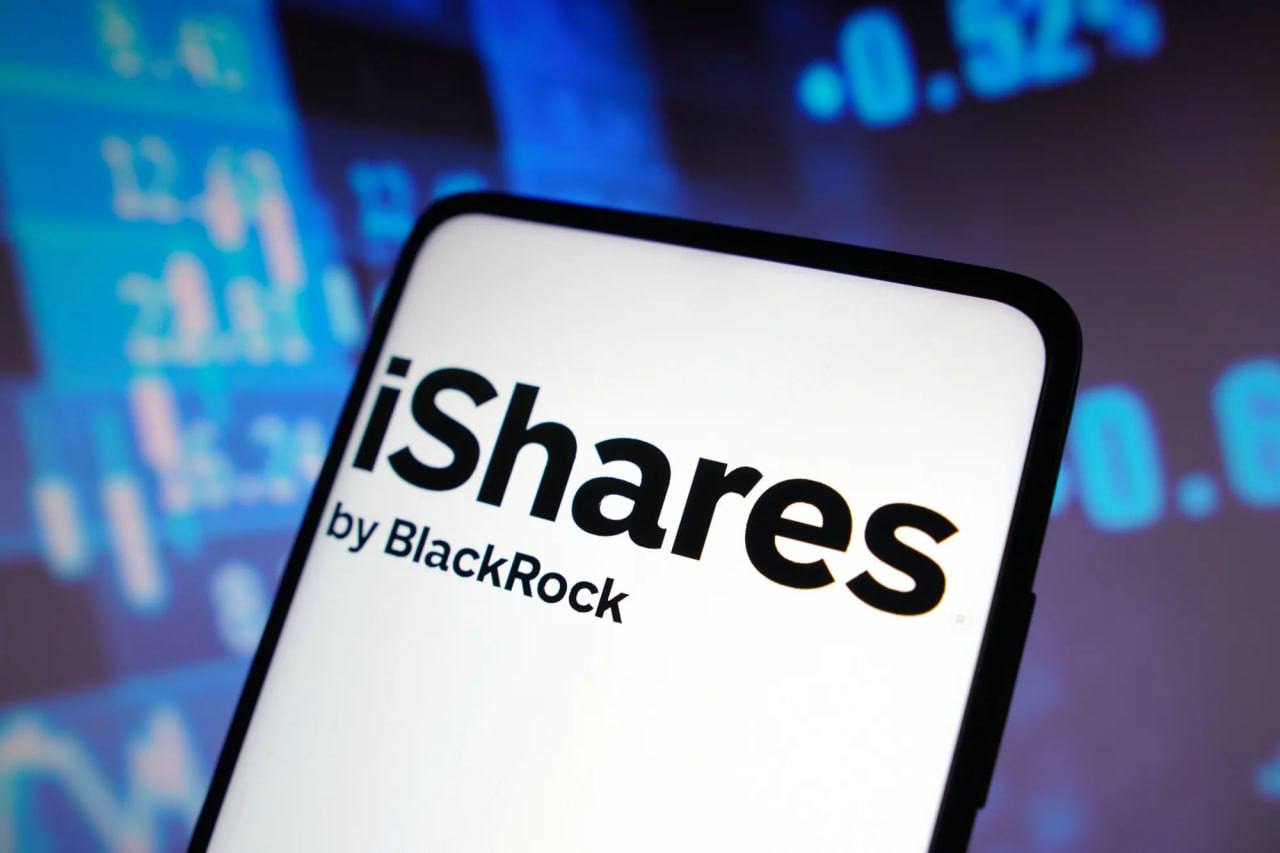 BlackRock уже обошёл Binance и Strategy по запасам битка. Следующий — Сатоши BlackRock, крупнейшая финансовая корпорация мира, только что заняла второе место по количеству биткоинов в своих активах. По последним данным, фонд владеет 636,108 BTC — больше, чем у Binance и Strategy. И если дед улетит к $150,000, то IBIT формально станет владельцем №1 BTC в мире. Конечно, под крылом SEC. Кстати, многие до сих пор считают, что биткоин это актив для свободных людей. Однако мировая повестка говорит о том, что теперь он стал инструментом управления ликвидностью от имени крупнейших финансовых структур. А эти ребята не верят в свободу, им нужен контроль через активы. По словам экспертов, у альтов все меньше шансов. Как думаете, куда потекут деньги во время интенсивного роста активов? В мемкоины? Нет. В актив, который уже на балансе у BlackRock, Fidelity и других китов. Очевидно, что миру нужны не риски, а предсказуемость, и единственный актив, который выглядит приемлемым для институционалов — это биточек. Главный вывод: биткоин больше не бунтарь, он становится частью системы.