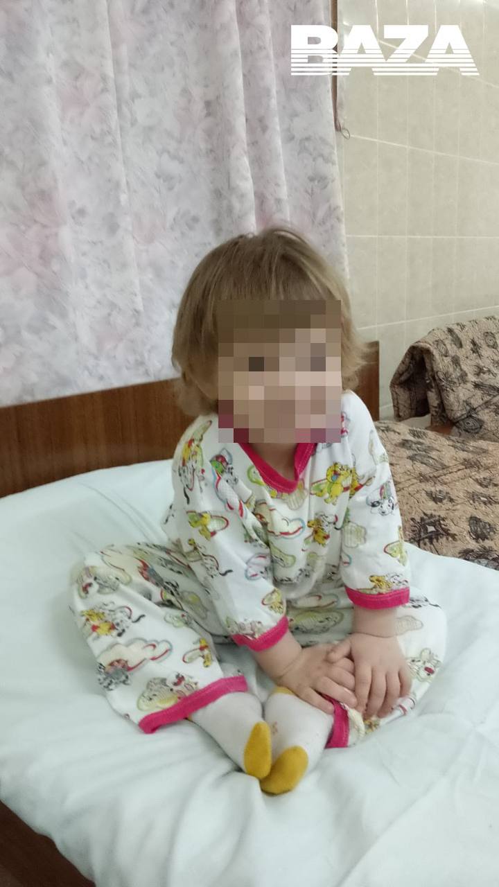 Двухлетняя девочка умерла от инфаркта в ставропольском санатории Мать считает что ребёнка до смерти залечили антигистаминными препаратами У Натальи четверо детей Недавно младший сын заболел туберкулёзом и ей пришлось лечь с ним в больницу а дочек отправить на профилактическое лечение в оздоровительный санаторий Дружба в Ставрополе Как утверждает Наталья серьёзных проблем со здоровьем у девочек не было поэтому за их самочувствие она не переживала Но 17 октября раздался страшный звонок главврач Наталья Моисеева сообщила что дочь просто уснула и не проснулась при том никаких предпосылок не было накануне ребёнок чувствовал себя хорошо Но одна из медсестёр призналась матери что девочка несколько дней плохо чувствовала себя она отказывалась от еды ослабела и почти не разговаривала Лечащий врач при этом списывала всё на приём антигистаминных препаратов якобы от этого и вялость Вскрытие же показало что ребёнок скончался от отёка головного мозга после инфаркта Наталья обвиняет персонал санатория в халатности Сейчас она вместе с юристом Николаем Чернышовым собирает доказательства чтобы подать в суд Тем временем лечебницу проверяет СК
