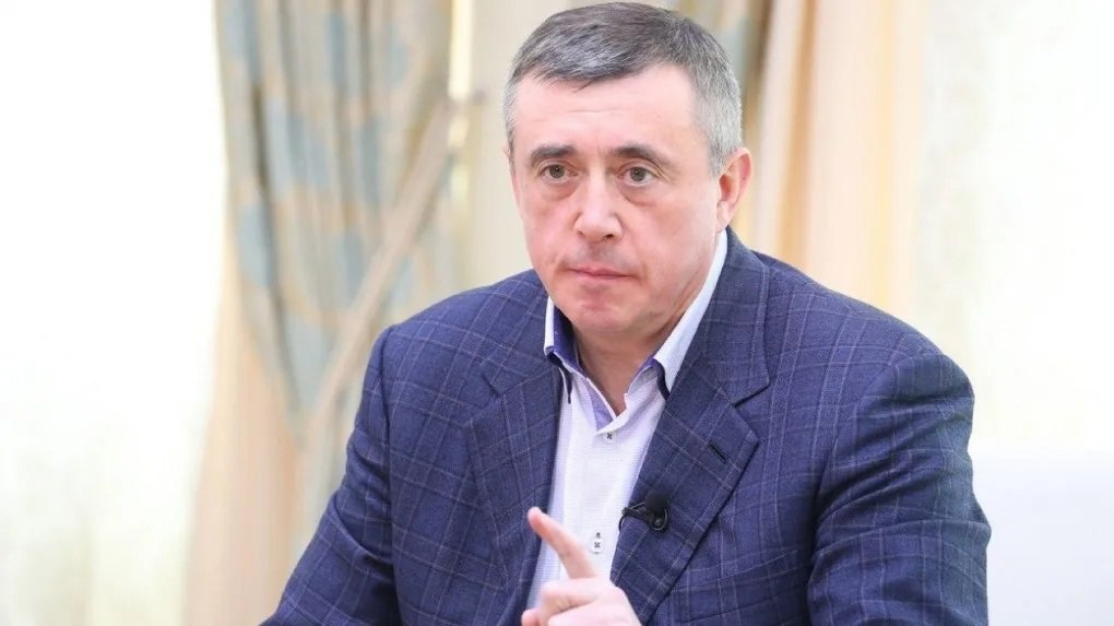 Сахалинский губернатор заявил, что в регионе удалось устранить нехватку медработников По итогам 2024 года в Сахалинской области устранили дефицит медицинских кадров, сообщил в отчете перед депутатами областной думы губернатор региона Валерий Лимаренко. «Обеспеченность врачами за пять лет выросла на 20%. Нехватку специалистов в районах решаем за счет врачебных мобильных бригад, которые выезжают в отдаленные населенные пункты по мере необходимости. Эта технология у нас появилась недавно, сейчас по ней работают 60 человек. В прошлом году ликвидировали нехватку медицинских кадров. С этого года начинаем готовить своих специалистов», – цитирует его «ТАСС». В Сахалинской области открыли филиал Тихоокеанского медицинского университета, и уже 200 пятикурсников и ординаторов проходят подготовку в амбулаторном и стационарном звене. С 1 сентября планируется набрать еще 30 первокурсников. По словам Лимаренко, через несколько лет регион планирует закрывать потребность во врачебных кадрах за счёт собственных выпускников.