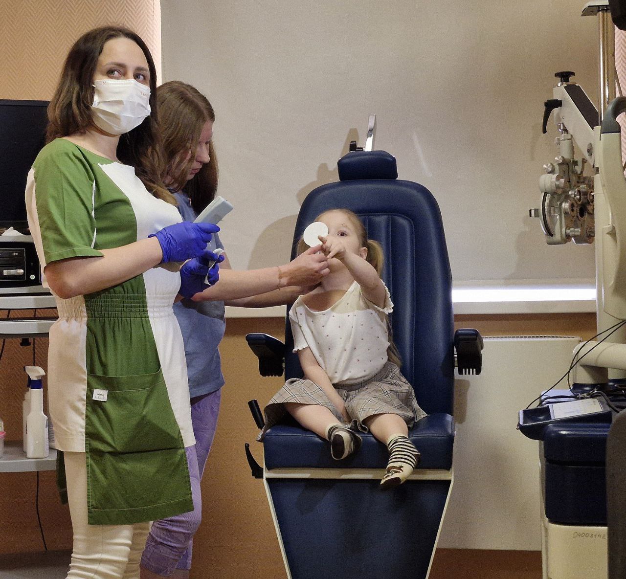 Детская областная больница приглашает юных амурчан с заболеваниями глаз пройти диагностику День открытых дверей для детей с патологией глаза в том числе косоглазием организует Детская областная больница 13 и 27 февраля с 10 00 до 14 00 детей от 5 до 17 лет ждут на диагностику глаз по адресу ул Октябрьская 108 хирургический корпус вход со стороны приемного покоя 1 этаж кабинет офтальмолога При необходимости медики проведут аппаратную диагностику Предварительная запись обязательна количество мест ограничено Звоните в рабочее время по тел 7 914 561 63 56 или 31 91 70 В день приема при себе необходимо иметь медицинскую маску бахилы или сменную обувь и заключения предыдущих обследований врачей офтальмологов  Приходите и получите ценные рекомендации от наших специалистов MAX ТГ ВК