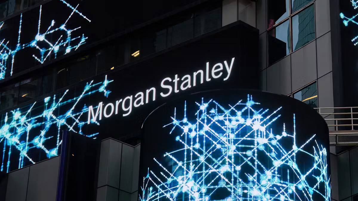 Один из лидеров финансовой индустрии, Morgan Stanley, рассматривает возможность выхода на рынок торговли криптовалютами.  -Неплохая новость