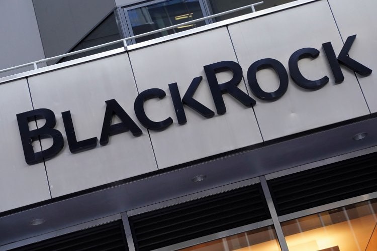 BlackRock в своём новом видео вызвал дискуссии относительно неизменности предела эмиссии BTC, утверждая, что у инвесторов "нет гарантий"  Это заявление затрагивает один из ключевых принципов — фиксированный предел, который является защитой от инфляции.  Теоретически, этот лимит можно изменить путём хардфорка, однако такая сеть уже не будет признана "настоящим BTC". Прежние попытки изменений, например увеличение размера блока в 2016–2017 годах, не увенчались успехом из-за разногласий в сообществе.  Обсуждения также касаются модели безопасности: вознаграждения для майнеров сокращаются, и после 2140 года они будут получать доход исключительно с транзакционных комиссий. Тем не менее, инвесторы убеждены, что любые изменения предела приведут к созданию новых сетей, а не к модификации оригинального BTC.  #btc    Cryptol