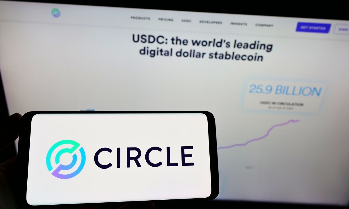 Circle рассматривает потенциальную продажу, продолжая подготовку к IPO Circle, известный эмитент стейблкоинов, ведет неформальные переговоры о возможной продаже Coinbase Global или Ripple, продолжая при этом подготовку к выходу на биржу. Эта новость привлекла внимание, так как вмешательство крупных игроков может значительно изменить рынок. По информации, обсуждения находятся на ранней стадии, и ни одна из компаний официально не подтвердила свои намерения. Финансовые аналитики указывают, что такие сделки могут привести к укреплению позиций даже на фоне рыночной неопределенности. В случае успешной сделки Circle сможет усилить свое присутствие в индустрии и привлечь новые инвестиции, что может позитивно сказаться на ценах стейблкоинов в будущем. \n\n .