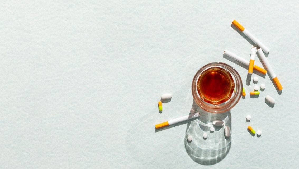 Неделя отказа от зависимостей - По данным официальной статистики, за годы действия государственной политики по направлению защиты от действия табака, распространенность курения в стране неуклонно снижается. Но в последние годы наблюдается замедление темпов снижения распространенности курения и прирост потребления иной никотинсодержащей продукции: вейпов, электронных сигарет, продуктов нагревания табака, кальянов и бездымного табака. - Все также актуальна тема осведомленности населения о вреде данных продуктов, в силу содержания высокотоксичного никотина, вызывающего зависимость и заболевания, связанные с табачными токсинами. Этому способствует агрессивный маркетинг со стороны табачных компаний, нацеленный на молодежь. - Стоит помнить, что никотинсодержащая продукция наносит вред организму, как и табачные изделия, а мифы об их безвредности – хорошо запланированная дезинформация.