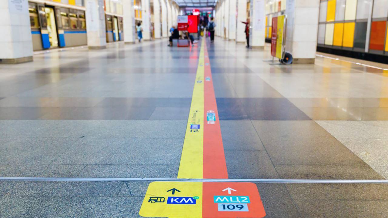 В московском метро тестируют цветную навигацию на полу. На станции «Саларьево» появились жёлтые и оранжевые линии длиной 200 метров, ведущие к выходам и автобусам. Это экспериментальный проект — если пассажирам понравится, систему внедрят и на других станциях. #новости #поле_графики