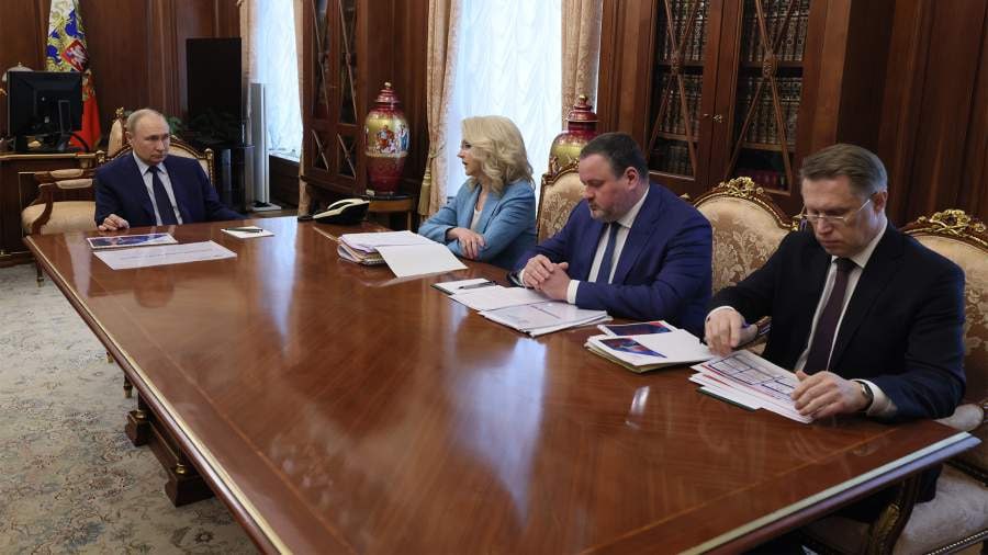 Главное из доклада Михаила Мурашко Владимиру Путину.  Президент провёл совещание по социальным вопросам. В центре внимания оказались вопросы здравоохранения и демографии. Выбрали главное из выступления главы Минздрава.    Фонд «Круг добра» полностью подхватывает лекарственное обеспечение с момента постановки диагноза ещё до появления клинических симптомов. Тем самым дети избегают инвалидности.    Решение по лекарственному обеспечению перенесших инфаркт и инсульт дало снижение смертности на 20%. Кроме того, программу расширили для тяжёлых пациентов с хронической сердечной недостаточностью на длительном наблюдении.    Благодаря диспансеризации 61% заболеваний выявлено на первой-второй стадии. Сегодня химиотерапия, лучевая терапия доступны для каждого жителя страны.     Создаётся производство радиофармпрепаратов, у нас одна из самых широких линеек в мире сегодня.    В рамках нацпроекта «Новые технологии сбережения здоровья» осуществляется финансирование научных разработок, выделяются средства на поддержание материально-технической базы учреждений, которые проводят клинические исследования, создаются специальные подразделения для патентования, сопровождения, поиска промышленного партнёра и баз, занимающихся клиническими и доклиническими исследованиями.    Уже сегодня мы видим возврат бюджетных средств, которые идут после внедрения тех или иных результатов научной деятельности. Показатели будут реализованы в соответствии с поставленными планами и сроками.  Всё хорошо, прекрасная маркиза, за исключеньем пустяка. На 1 июля 2025 года показатель исполнения нацпроекта «Новые технологии сбережения здоровья» составил 28,8%. Особенно грустные результаты у федерального проекта «Развитие производства наиболее востребованных лекарственных препаратов и медицинских изделий» — он исполнен всего на 2,6%.  ™ Без рецепта