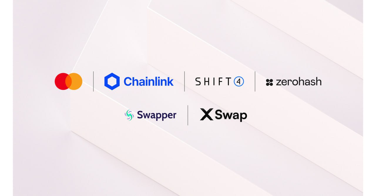 Mastercard і Chainlink співпрацюють, щоб уможливити купівлю криптовалют безпосередньо в блокчейні. Платіжна система Mastercard об’єднала зусилля з децентралізованою мережею оракулів Chainlink, яка забезпечує зв’язок смартконтрактів із зовнішніми даними. Це дозволяє понад 3 мільярдам власників карток Mastercard купувати криптовалюти прямо в блокчейні. Для безперебійної покупки залучено кілька учасників: Shift4 обробляє платежі карткою. Zerohash забезпечує зберігання фіатної валюти та криптовалютну ліквідність. XSwap і Uniswap виконують обмін токенами на децентралізованих ринках. Ця ініціатива є частиною стратегії Mastercard із розширення присутності на крипторинку, включаючи нещодавню роботу з Fiserv над інтеграцією стейблкойна FIUSD у продукти та послуги компанії. CryptoFace