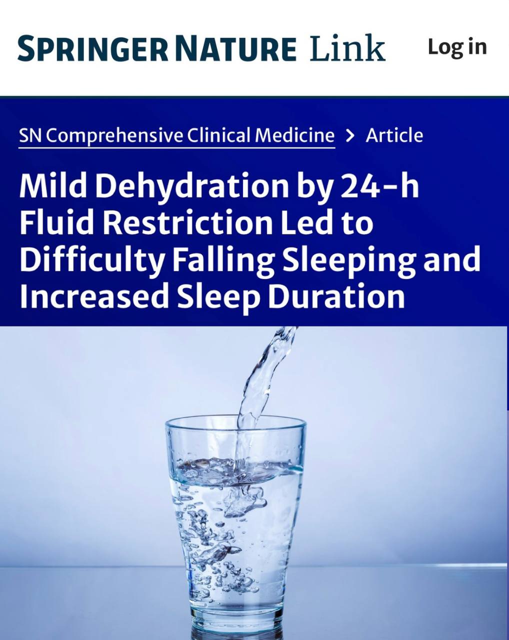 Легкое обезвоживание привело к трудностям с засыпанием и увеличению продолжительности сна Если вы уже с утра чувствуете усталость вам просто не хватает воды В эксперименте с участием 18 студентов мужчин учёные изучили как уровень гидратации влияет на сон В течение четырёх дней испытуемые проходили разные режимы потребления жидкости от нормальной гидратации до лёгкого обезвоживания и последующей регидратации Оказалось что при обезвоживании участники спали в среднем на час дольше однако засыпали труднее и чувствовали себя более уставшими чем в условиях нормальной гидратации Результаты показывают что даже лёгкая нехватка жидкости ухудшает качество сна несмотря на его увеличенную продолжительность В обычной жизни подобное состояние характерно для многих людей и может объяснять утреннюю разбитость и трудности с засыпанием Авторы подчёркивают что поддержание оптимального уровня гидратации способствует лёгкости засыпания и снижению усталости