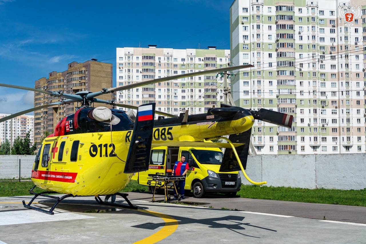 За 2024 год вертолет «Ансат» санавиации Курской областной многопрофильной клинической больницы совершил 192 вылета Медицинскую помощь получили 218 пациентов. Эвакуированы в медучреждения 216 человек, в том числе 35 детей, из них 9 — в возрасте до года. В федеральные медицинские центры доставлены 66 пациентов, в том числе 22 ребенка. Вертолет «Ансат» со специализированным медоборудованием позволяет значительно сократить время транспортировки тяжелых пациентов и уже на борту начать оказание экстренной помощи. — Территориальный центр медицины катастроф Курской областной многопрофильной клинической больницы продолжает свою работу в режиме чрезвычайной ситуации. Наши специалисты эвакуируют тяжелых пациентов не только из Курской, но и из ближайших областей, — рассказала временно исполняющая обязанности министра здравоохранения Курской области Екатерина Письменная. Отметим, что логистика эвакуаций выстраивается Федеральным центром медицины катастроф Минздрава России. #МедицинаРегионов