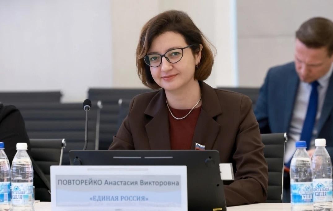 Экс главврач инфекционной больницы устроила себя ещё на три должности и получала вознаграждения от иностранных компаний Напомним Анастасию Повторейко задержали в декабре 2025 года по обвинению в превышении должностных полномочий Она заставляла подчиненных вносить в документы ложные сведения о применении дорогостоящих препаратов В результате больница незаконно получила от ТФОМС 200 миллионов Во время расследования появились новые детали Как сообщает Baza с 2022 по 2024 годы Повторейко имеющая доступ к гостайне получала вознаграждения от зарубежных фармацевтических компаний и их российских дочерних компаний В списке значатся Pfizer AstraZeneca Johnson Johnson и Boehringer Ingelheim Общая сумма выплат составила порядка 720 тысяч рублей Кроме того Повторейко трудоустроила себя сразу на несколько должностей Помимо административной работы она числилась терапевтом пульмонологом и инфекционистом Такое совмещение приносило ей ежемесячно по 160 180 тысяч рублей В декабре Повторейко задержали и поместили в изолятор но на очередном заседании суда меру пресечения ей изменили Из СИЗО экс главврача перевели под домашний арест где она пробудет до 27 мая Прислать новость   mediamedics bot Подписаться на Медицинскую Россию   МАХ