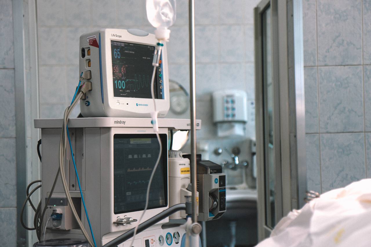 Врачи Артёмовской городской больницы 1 ведут ожесточённую борьбу за жизнь 44 летней женщины пострадавшей в смертельной аварии в в Шкотовском районе По информации краевого минздрава пациентка находится в тяжёлом состоянии после экстренной операции и подключена к аппарату искусственной вентиляции лёгких Медики отметили что женщина в сознании однако ситуация остаётся крайне критической Пострадавшая получает всю необходимую медицинскую помощь включая телемедицинские консультации с краевыми специалистами Рядом с ней находится её несовершеннолетняя дочь которая также получила травмы Девочку прооперировали травматологи больницы Несмотря на стабилизацию состояния за ребенком круглосуточно наблюдают врачи В медучреждении подчёркнули что вся команда врачей делает всё возможное чтобы спасти жизнь женщины и обеспечить восстановление ребёнка Трагедия произошла вечером 23 января в Шкотовском районе на трассе Находка Угловое При неустановленных обстоятельствах лоб в лоб столкнулись автомобили Mazda Demio и Toyota Yaris В результате аварии погибли три человека еще двое мать и дочь госпитализированы в Артёмовскую городскую больницу 1 Прокуратура Приморского края организовала проверку по факту ДТП Фото Minzdravpk Подписаться в Telegram Подписаться в MAX