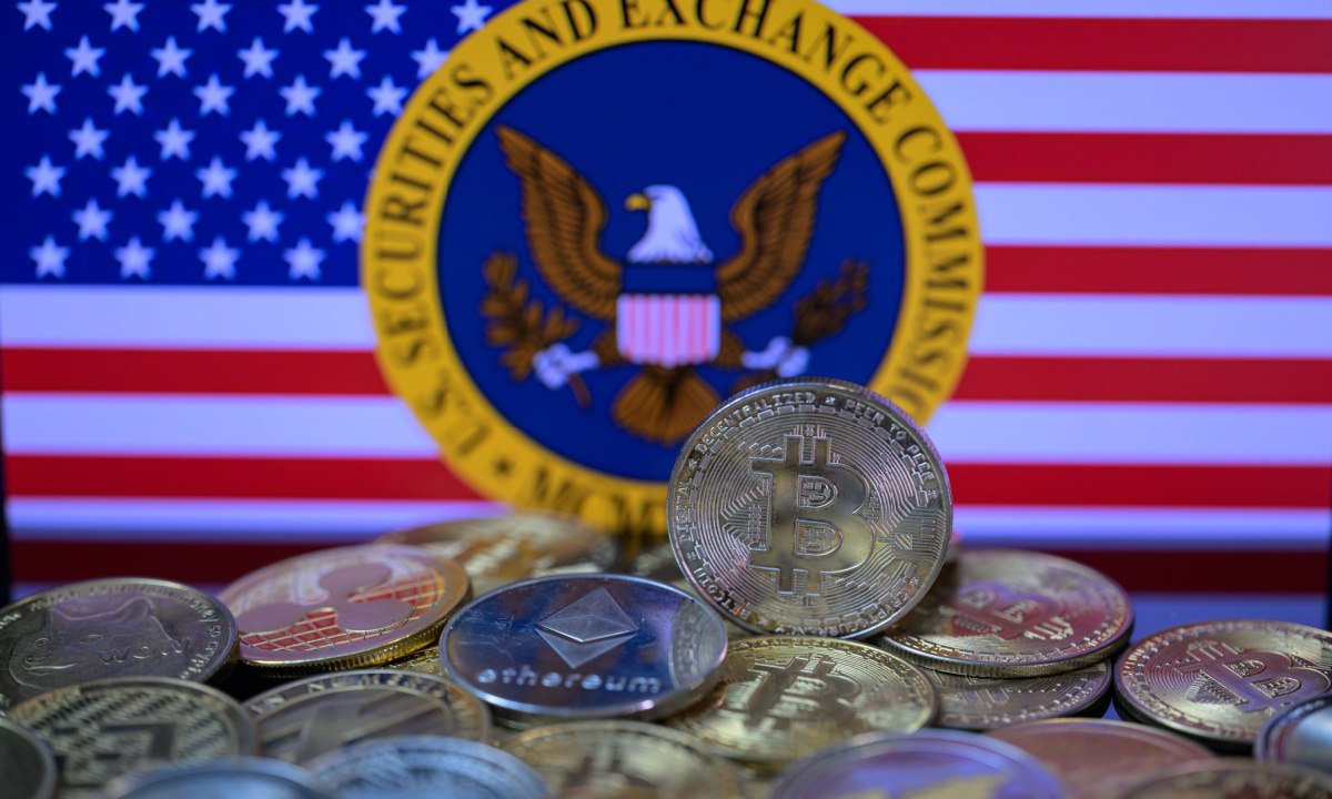 Новый председатель SEC сигнализирует о кардинальных изменениях в политике по криптовалютам Новый председатель SEC, Пол Аткинс, объявил о стратегическом изменении в регулировании криптовалют. Его подход направлен на поддержку инноваций в этом быстро развивающемся секторе. Важные шаги уже обсуждаются, включая пересмотр существующих норм и упрощение процесса для новых проектов. Учитывая последние тенденции, это может привести к значительному увеличению инвестиций в криптоиндустрию. Многие эксперты считают, что такие изменения откроют двери для более активного участия традиционных финансовых учреждений в крипторынке. .