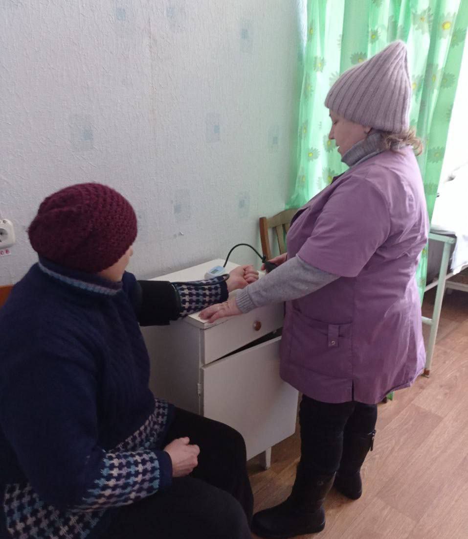 В рамках борьбы с сердечно-сосудистыми заболеваниями медработники Перевальской больницы измерили давление у 472 жителей района Врачами Перевальской центральной районной многопрофильной больницы продолжается выездная работа с населением по выявлению болезней сердца и гипертонической болезни. Замеры артериального давления проводятся в общественных местах: магазинах, аптеки,пенсионный фонд, поссоветы, УТСЗН, подворовые обходы. За пять дней работы было осмотрено 472 человека, у трех из которых впервые выявлено повышенное артериальное давление. Всем им выданы направления на дальнейшее обследование в поликлинику. Регулярное измерение артериального давления – это простой, но эффективный способ предотвратить развитие серьезных сердечно-сосудистых заболеваний. Не откладывайте заботу о своем здоровье – следите за давлением и обращайтесь к врачу при необходимости.