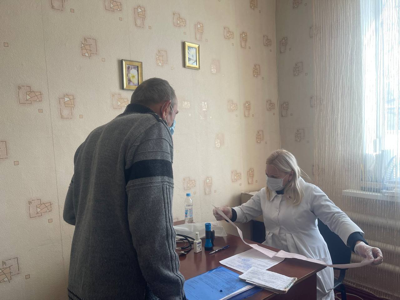 24 жителя пгт.Лотиково Славяносербского района ЛНР были осмотрены специалистом Славяносербской ЦРБ Сотрудники Славяносербской центральной районной больницы продолжают работу по оказанию медицинской помощи жителям отдаленных и труднодоступных населенных пунктов района. В рамках данной работы организован выезд врача общей практики в пгт.Лотиково, входящего в состав Славяносербского района ЛНР . Выездной осмотр проходил на базе местной амбулатории. В ходе визита врачом общей практики было осмотрено 18 взрослых пациентов. Одиннадцать из них первый этап диспансеризации, шесть льготников получили бесплатные рецепты на лекарства, а еще шестеро направлены на дополнительное обследование в Славяносербскую ЦРБ. Все пациенты получили рекомендации по лечению и профилактике заболеваний. Также, семейным врачом были осмотрены 6 детей. Также, в рамках достижения национальной цели «Сохранение населения, укрепление здоровья и повышение благополучия людей, поддержка семьи» и в рамках Недели осведомленности о заболеваниях сердца, приуроченной к Международному дню осведомленности о пороках сердца 14 февраля , врач провел беседу о профилактике сердечно-сосудистых заболеваний и важности своевременной диспансеризации для раннего выявления патологий. "Работа по обеспечению медицинской помощью населения отдаленных населенных пунктов Славяносербского района продолжается, ведь здоровье наших жителей-наш приоритет"-отметил главврач Славяносербской ЦРБ Руслан Давыдюк. #Национальныйпроектпродолжительнаяиактивнаяжизнь