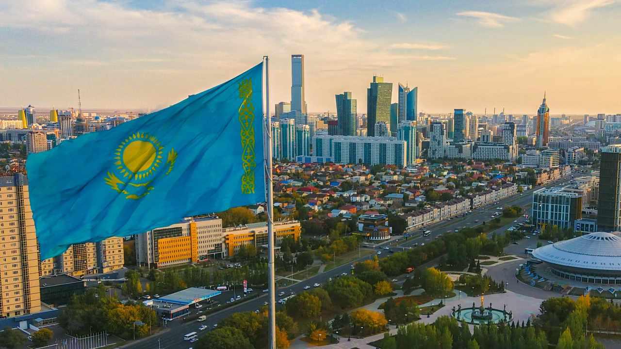 Казахстанская Fonte Capital запустила первый в Центральной Азии спотовый биткоин-ETF — BETF, который с 13 августа начал торговаться на Международной бирже Астаны. Активы ETF полностью обеспечены биткоином, который хранится в BitGo Trust и застрахован на сумму до $250 млн. Новый инструмент дает местным и международным инвесторам регулируемый и безопасный доступ к BTC. Крипто ТВ