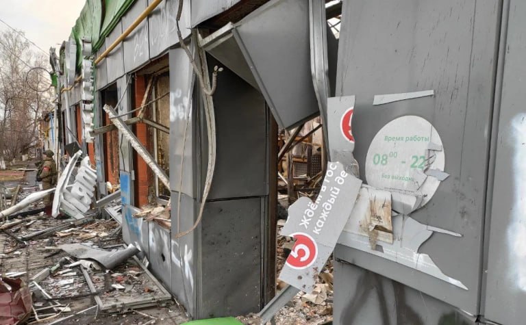 «Пятёрочка» в Судже будет восстановлена, строительство займёт до 4 месяцев, рассказала президент компании Екатерина Лобачева на ПМЭФ. Магазин сильно пострадал во время вторжения ВСУ в Курскую область В марте губернатор Хинштейн сказал, что «ставшую легендарной «Пятерочку» могут оставить для напоминания о захвате города. НейроИнвест