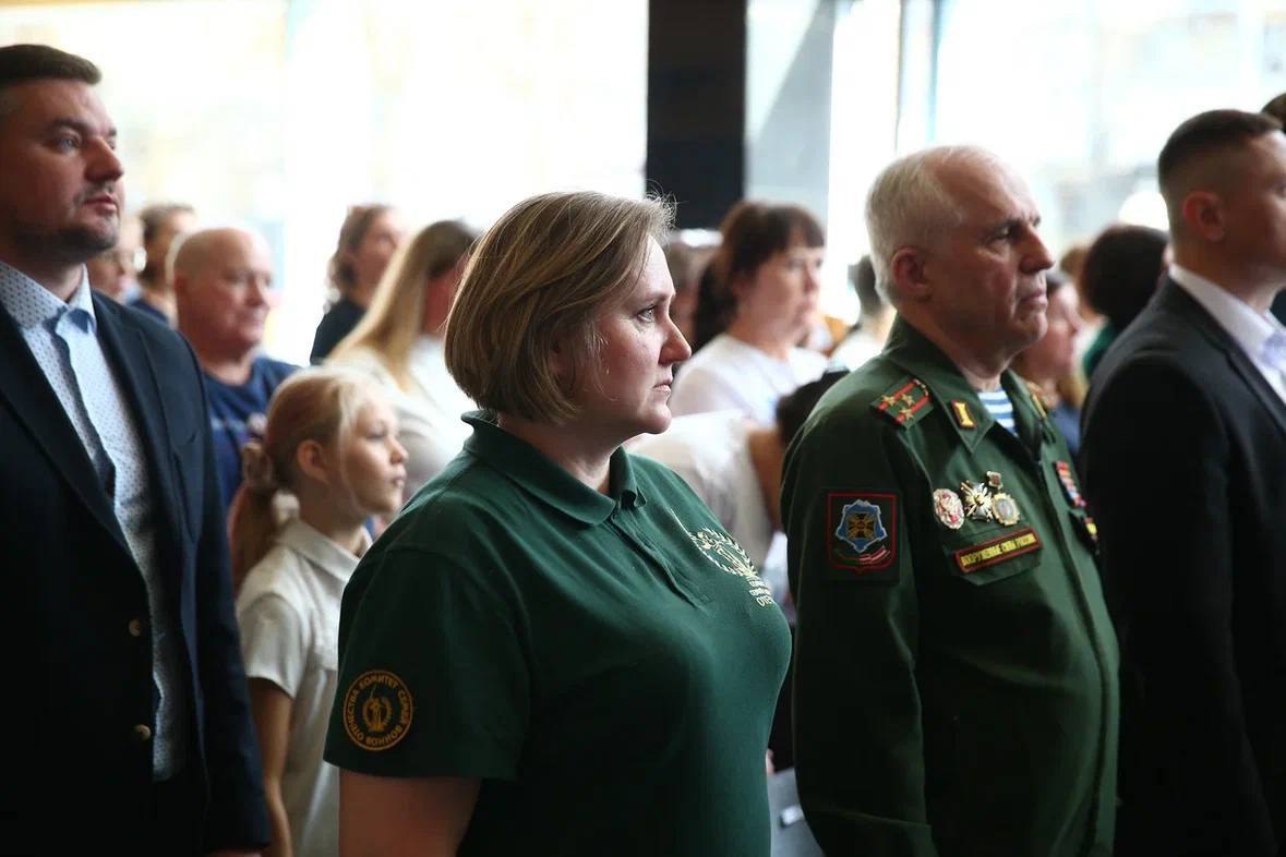 В Краснодаре открыли выставку фотопортретов матерей и жен погибших бойцов СВО Работы представлены в Доме книги. На снимках женщин запечатлели в кителях сыновей и мужей, с их наградами и портретами. Выставка «Сердца, оставшиеся в строю» объединила порядка ста матерей и жен военнослужащих и добровольцев, погибших в ходе специальной военной операции. Выставку «Сердца, оставшиеся в строю» проводят с 10 по 11 марта. Вход – свободный. Первый • Краснодар
