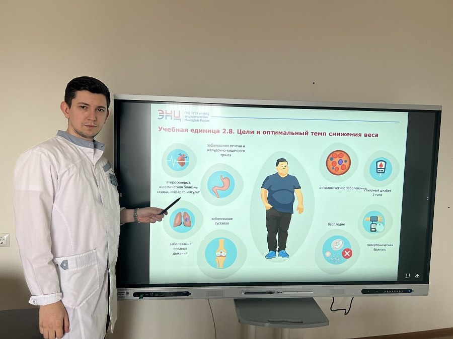 На Ставрополье продолжается реализация регионального проекта «Борьба с сахарным диабетом» национального проекта «Продолжительная и активная жизнь».  В его рамках осуществляется комплекс мероприятий, в число которых входит регулярное проведение «Школ диабета» на базе 35 медорганизацияй края.   Также, в рамках проекта осуществляется обеспечение детей с сахарным диабетом 1 типа в возрасте от двух до семнадцати лет включительно системами непрерывного мониторинга глюкозы на сумму более 150 миллионов рублей, ими  обеспечили и беременных женщин с данным недугом на сумму почти 73 миллиона рублей.  – На Ставрополье с диабетом проживает 88 тысяч человек, включая 2 тысячи детей. Всего на помощь больным, страдающим сахарным диабетом, выделено порядка 1,2 млрд рублей из федерального бюджета, – прокомментировал министр здравоохранения Ставропольского края Юрий Литвинов.