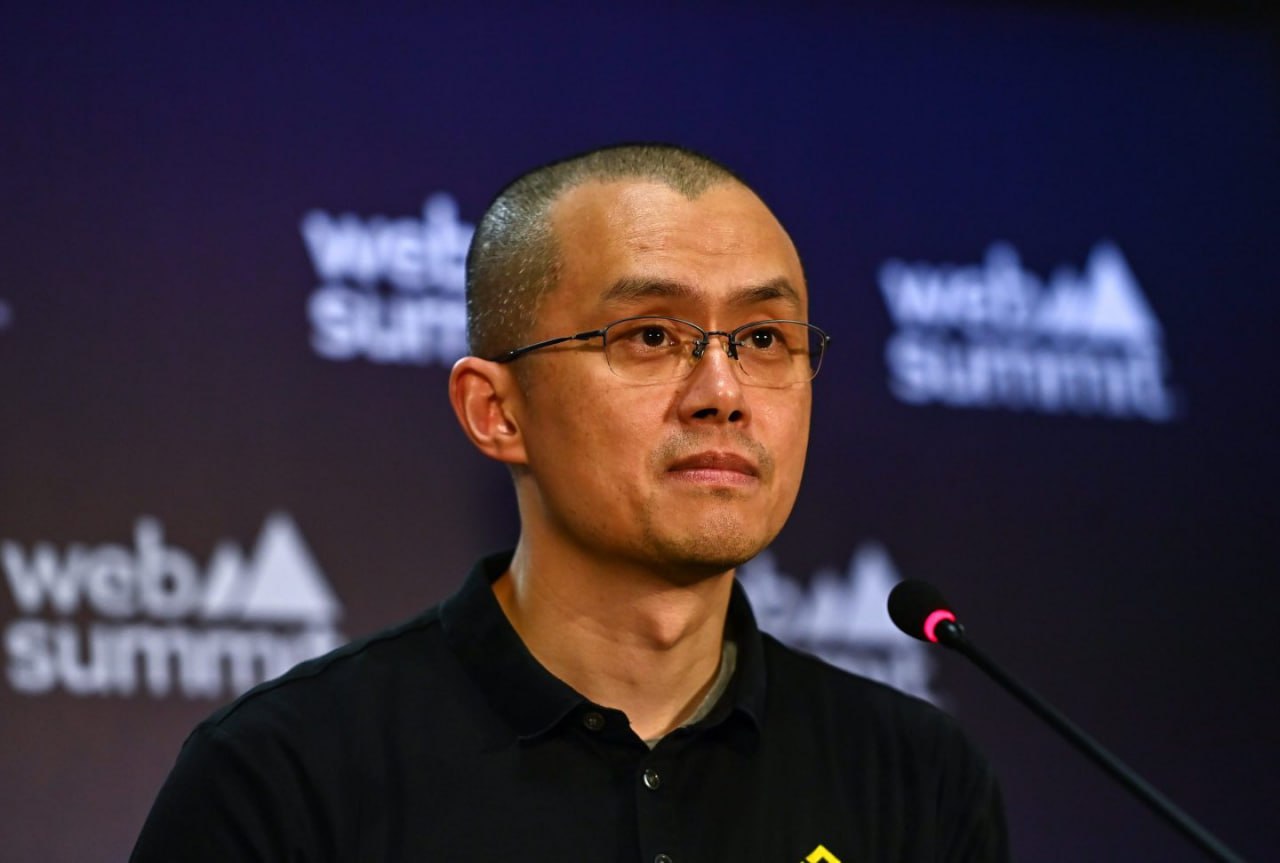 Состояние основателя Binance Чанпэна Чжао превысило $75 млрд после роста BNB до исторического максимума Сооснователь крупнейшей криптобиржи Binance Чанпэн Чжао теперь владеет активами на сумму не менее $75,8 млрд благодаря росту токена BNB ранее Binance Coin до нового рекордного уровня выше $850. По оценке Forbes, Чжао принадлежит около 64% циркулирующего предложения BNB, что составляет примерно 89,1 млн токенов. Еще 7% находятся на балансе самой биржи. В феврале Чжао писал, что 98% его портфеля приходится на BNB и 1,32% — на биткоин. В рейтинге миллиардеров Forbes Чжао занимает 23-е место исходя из его доли в Binance и объема BNB. Токен BNB торгуется на историческом максимуме около $860 и занимает 5 строчку CoinMarketCap с капитализацией $119 млрд, уступая только биткоину, Ethereum, XRP от Ripple и стейблкоину USDT. Фото: Getty Images Присоединяйтесь к форуму РБК Крипто