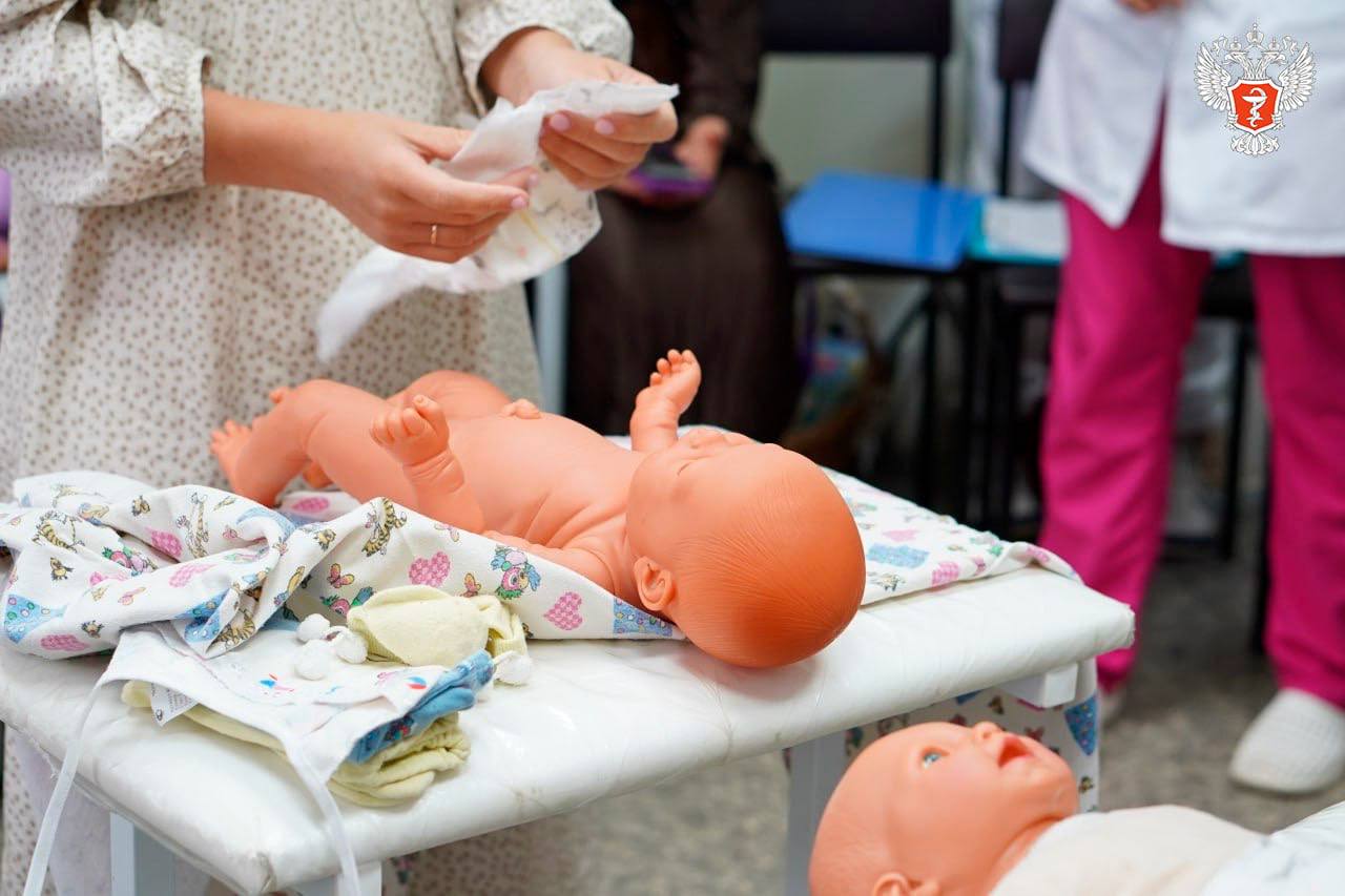 В этом году в Калужской области появятся специальные подготовительные службы для будущих родителей Занятия для будущих мам и пап будут проводить акушеры, терапевты, психологи, инструкторы ЛФК и другие специалисты. Службы получат: муляжи эмбрионов для наглядного изучения развития плода; симуляционные манекены для обучения уходу за ребенком. Также в ходе занятий врачи расскажут о факторах риска и психоэмоциональном состоянии беременных, а инструкторы ЛФК помогут освоить упражнения, подходящие для разных сроков беременности. #МедицинаРегионов