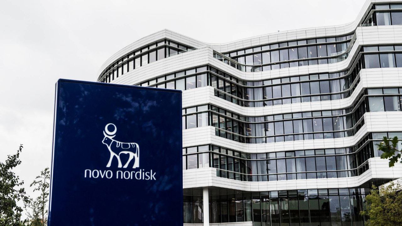Акции Novo Nordisk упали почти на 10% на фоне успешных испытаний новых таблеток для похудения от Eli Lilly  Как пишет Bloomberg, котировки датской компании упали из-за опасений, что американский препарат, не требующий инъекций, отнимет долю рынка, в том числе у Ozempic и Wegovy. Речь об экспериментальных таблетках для похудения орфорглипрон — согласно заявлению Eli Lilly, он показал результаты, сопоставимые с аналогами конкурента.   Согласно КИ, пациенты с диабетом, которые принимали лекарство, потеряли до 7,9% веса своего тела за 40-недельный период. В компании заявили, что на рынке препарат может появиться уже в начале 2026 года.  В ходе торгов 22 апреля в Копенгагене акции Novo Nordisk упали на 9,8% — до 380 датских крон  $58,3  на минимуме. Капитализация компании упала до $273 млрд. В топе самых дорогих публичных компаний Европы она опустилась на пятое место, хотя еще не так давно занимала первое. Теперь впереди — SAP, Nestle, LVMH и Hermes International.  Таблетки удобнее для пациентов, и их дешевле производить, чем такие инъекционные препараты, как «Оземпик» или Zepbound, отмечают аналитики. Испытания перорального препарата усилили давление на датскую компанию на рынке — с начала года капитализация датской компании упала уже на треть.