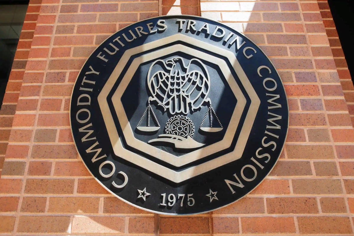 CFTC может получить полномочия по контролю над спотовым крипторынком    Команда Дональда Трампа рассматривает возможность передачи CFTC полномочий по регулированию спотового криптовалютного рынка. Под надзор CFTC попадут цифровые валюты, признанные товарами.    Кроме того, CFTC сможет контролировать криптобиржи, сообщает Fox Business. Новое правительство, начавшее работу в январе, планирует сократить влияние SEC. Команда Трампа считает, что именно SEC препятствовала развитию блокчейн-индустрии в США.    По мнению экспертов, либерализация регулирования поможет криптокомпаниям работать свободнее.    Бывший глава CFTC Кристофер Джанкарло отметил, что CFTC готова эффективно регулировать крипторынок. В 2015 году он призывал Сенат передать CFTC контроль над спотовым рынком криптовалют и признать биткоин товаром.     Действующий глава CFTC, Ростин Бехнам, также поддерживает передачу регулирующих полномочий своему ведомству.  #Крипторынок #CFTC #Биткоин