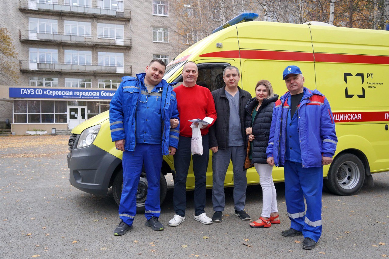 В Серове врачи спасли предпринимателя Александра Иванова которого прижал к стене гаража пятитонный автобус Сын пострадавшего отогнал машину и мужчина даже смог дойти до лавки а потом потерял сознание Прибывшие на место ЧП медики констатировали у жителя Серова тяжелые травмы к него были сломаны ребра которые травмировали легкое а кровоизлияние в плевральную полость сдавило сердце и мешало дышать Когда его привезли в реанимацию старался с ним разговаривать шутил чтобы задержать его на этом свете чтобы он думал что у него не так всё сложно раз доктор шутит За минуты мы устранили внутреннее кровотечение освободили сердце и лёгкие Благодаря слаженной работе всей нашей команды скорой медицинской помощи травматологии реанимации мы смогли его спасти рассказал врач травматолог Серовской городской больницы Бахриддин Достиев После операции Александр Иванов провел три дня в реанимации а затем еще три недели в палате травматологии минздрав региона justmediaru