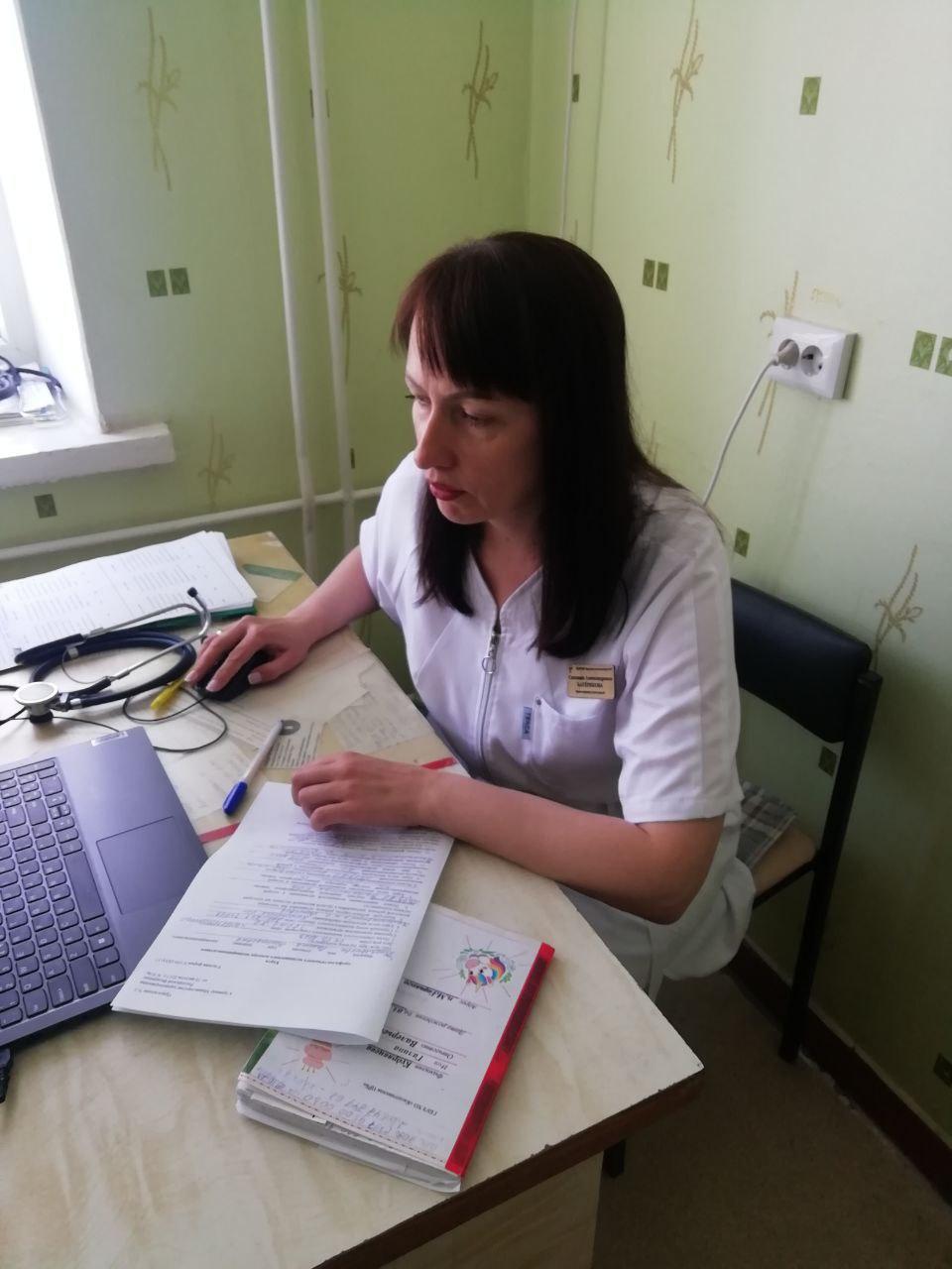 В Каланчакском районе продолжает действовать программа поддержки здравоохранения, в рамках которой специалисты из разных регионов оказывают помощь местным жителям. В частности, после завершения майских праздников к своим обязанностям в районной больнице приступила уже пятнадцатая по счету группа медиков, прибывших из Мордовии. В этот раз в составе бригады четверо врачей различных специальностей. За первую неделю работы этой командой было принято 546 пациентов. Терапевт оказала помощь 154 обратившимся, невролог провел консультации для 114 человек, педиатр осмотрел 86 маленьких пациентов, а хирург принял 192 человека и выполнил 20 хирургических вмешательств. Для записи на прием к этим специалистам можно обратиться в регистратуру Центральной районной больницы или связаться по телефону: 8 990 047-19-63.