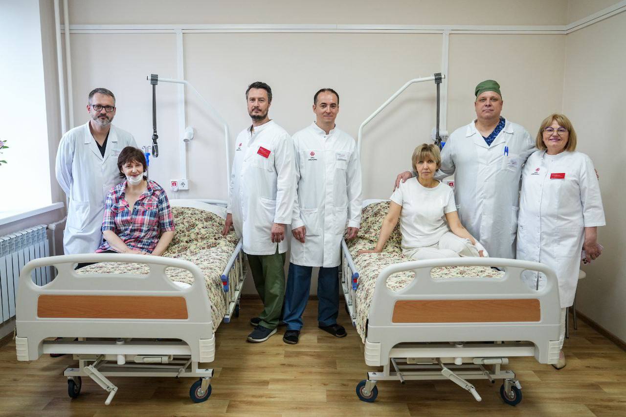 Из больницы выписали врачей, пострадавших от нападения пациента с ножом Напомним, в Иркутске 3 июля на сотрудниц ОГАУЗ «ИГКБ № 8» —замглавврача по медицинской части Ольгу Асауленко и секретаря медучреждения Ирину Марочкину — напал пациент с ножом и газовым баллончиком, который в течение года до этого угрожал сотрудникам больницы расправой и состоит на учёте в психоневрологическом диспансере. Нападавший задержан, в отношении него возбуждено уголовное дело по статье о покушении на убийство. С ножевыми ранениями пострадавших доставили в клинику «РЖД-Медицина», где ими занялись две хирургические бригады. После стабилизации состояния с пациентками работали железнодорожные психологи. 14 июля консилиум врачей принял решение перевести больных на амбулаторное лечение. Ольга Асауленко и Ирина Марочкина чувствуют себя хорошо и после завершения лечения планируют вернуться на работу в больницу.