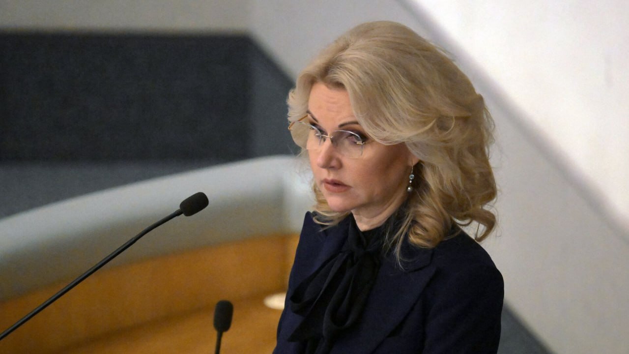 Голикова выступила против введения зарплаты за рождение ребёнка «Все-таки рождение ребенка — это семейные отношения, это не трудовые отношения, и устанавливать заработную плату за рождение ребенка — это, в принципе, идеологически не очень правильно, поскольку заработная плата — это установленные в соответствии с Трудовым кодексом взаимоотношения работника и работодателя», — высказалась вице-премьер Татьяна Голикова в ответ на предложение депутатов о введении заработной платы за рождение ребенка. Как уточняет «Интерфакс», она отметила, что «семья — это все-таки другое», и семьи поддерживаются через установление пособий.