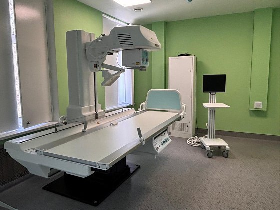 Современное цифровое оборудование поступило в медучреждения Волгоградской области 53 единицы современного цифрового рентгенологического оборудования поступили в медицинские учреждения региона и уже используются для приема пациентов. Аппаратура направлена в 34 медицинские организации, включая поликлиники Волгограда и Волжского, а также 26 центральных районных больниц. Поставки стали возможны благодаря реализации регионального проекта «Модернизация первичного звена здравоохранения Российской Федерации», входящего в нацпроект «Продолжительная и активная жизнь». Всего с начала реализации программы модернизации с 2021 года область получила 140 единиц тяжелого медицинского оборудования: в том числе 53 флюорографа, 52 стационарных рентген-аппарата, 28 маммографов, 6 магнитно-резонансных томографов МРТ и один компьютерный томограф КТ . С начала 2025 года по этой же программе поставили 245 единиц медицинского оборудования. Напомним, создание единой современной системы оказания медицинской помощи жителям Волгоградской области — в числе задач, поставленных губернатором Андреем Бочаровым. Масштабная региональная программа модернизации первичного звена, инициированная главой региона, предполагает оснащение и капремонт медучреждений, обновление автопарка, возведение новых кабинетов врачей общей практики и фельдшерско-акушерских пунктов. Подпишись, здесь интересно #облздрав34