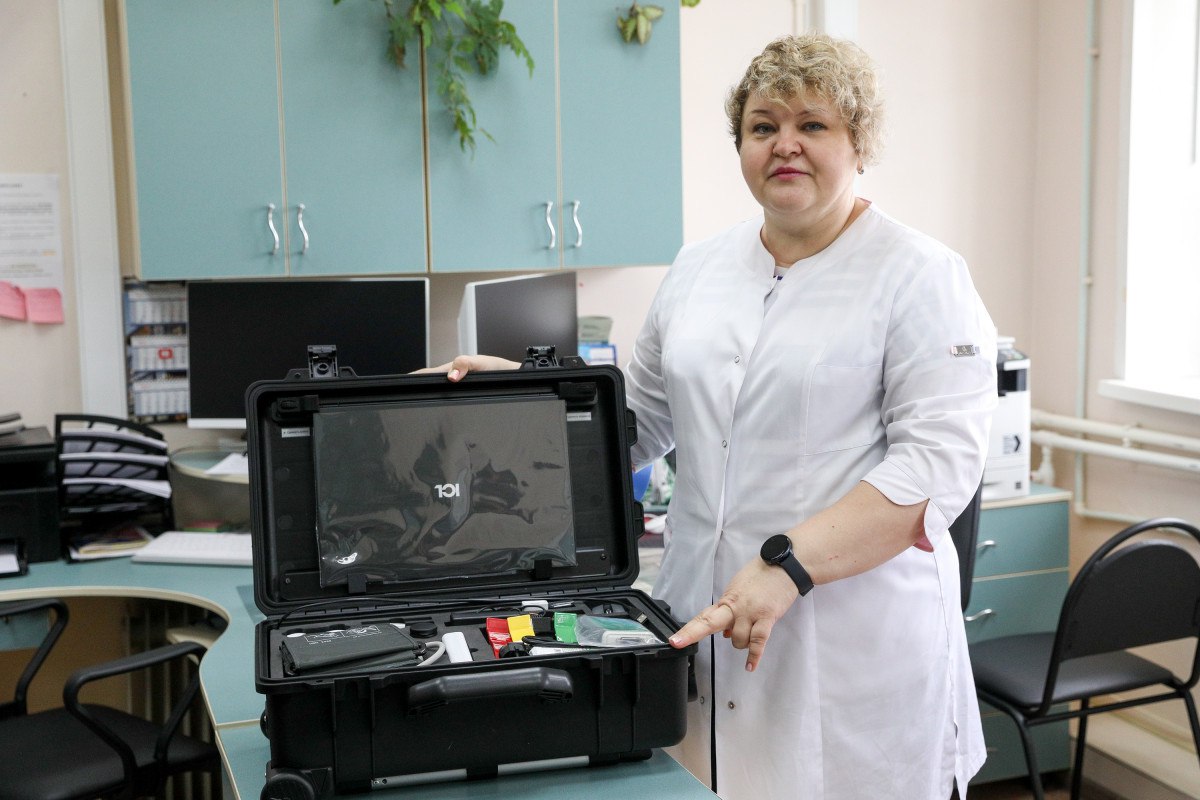Цифровой ФАП: ИИ‑кейс в помощь врачам В Заполярье фельдшеры скоро начнут тестировать «Цифровой ФАП» — компактный кейс с оборудованием ЭКГ, тонометр, глюкометр, анализ мочи и крови , подключённый к сервисам ИИ. Это реальное решение, уже внедрённое в 14 регионах РФ. ИИ‑алгоритмы ускоряют расшифровку ЭКГ, помогают выявлять заболевания на ранних стадиях и составлять первоначальный диагноз ТОП‑3 варианта , а окончательное решение принимают врачи. Для жителей отдалённых и маломобильных групп доступ к быстрой диагностике станет ближе — без необходимости ехать в городскую поликлинику. ⏱ Медработники отмечают: время обследования сократилось в 2 раза, нагрузка на поликлиники упала до 2,5 раз. Это соответствует стратегии равного доступа к медпомощи, поставленной президентом РФ. Поставьте реакцию , напишите в комментариях, считаете ли вы, что техники с ИИ — будущее медицины, и поделитесь постом Ваш Врач будущего #телемедицина #искусственныйинтеллект #цифровойФАП #здравоохранение #инновации