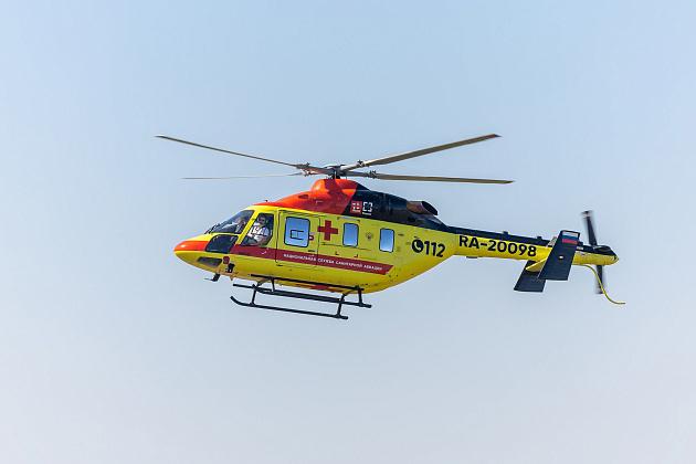 Более 150 вылетов выполнила санитарная авиация волгоградского региона Санитарные вертолеты с начала 2025 года совершили 152 вылета, доставив в медицинские учреждения 151 пациента. Среди основных поводов для срочной госпитализации — сердечно-сосудистые заболевания, автодорожные травмы, отравления и ожоги. С начала года санитарная авиация была задействована в 20 случаях дорожно-транспортных происшествий, пять раз — при отравлениях и три раза — при ожоговых травмах. Наиболее часто вертолеты направлялись в Камышин 23 , Михайловку 19 , Урюпинский район 19 . Так, экстренная эвакуация потребовалась девятимесячной девочке из Камышина, получившей серьезный термический ожог верхней части тела. Врачи оказывали ребенку всю необходимую медицинскую помощь прямо на борту вертолета. Маленькую пациентку доставили в специализированное ожоговое отделение городской клинической больницы №25, где она успешно прошла необходимое лечение. Отметим, развитие экстренной медицинской помощи в Волгоградской области продолжается в соответствии с задачами, обозначенными губернатором Андреем Бочаровым. Начиная с 2025 года в этой работе используются ресурсы нацпроекта «Продолжительная и активная жизнь». Подпишись, здесь интересно #облздрав34