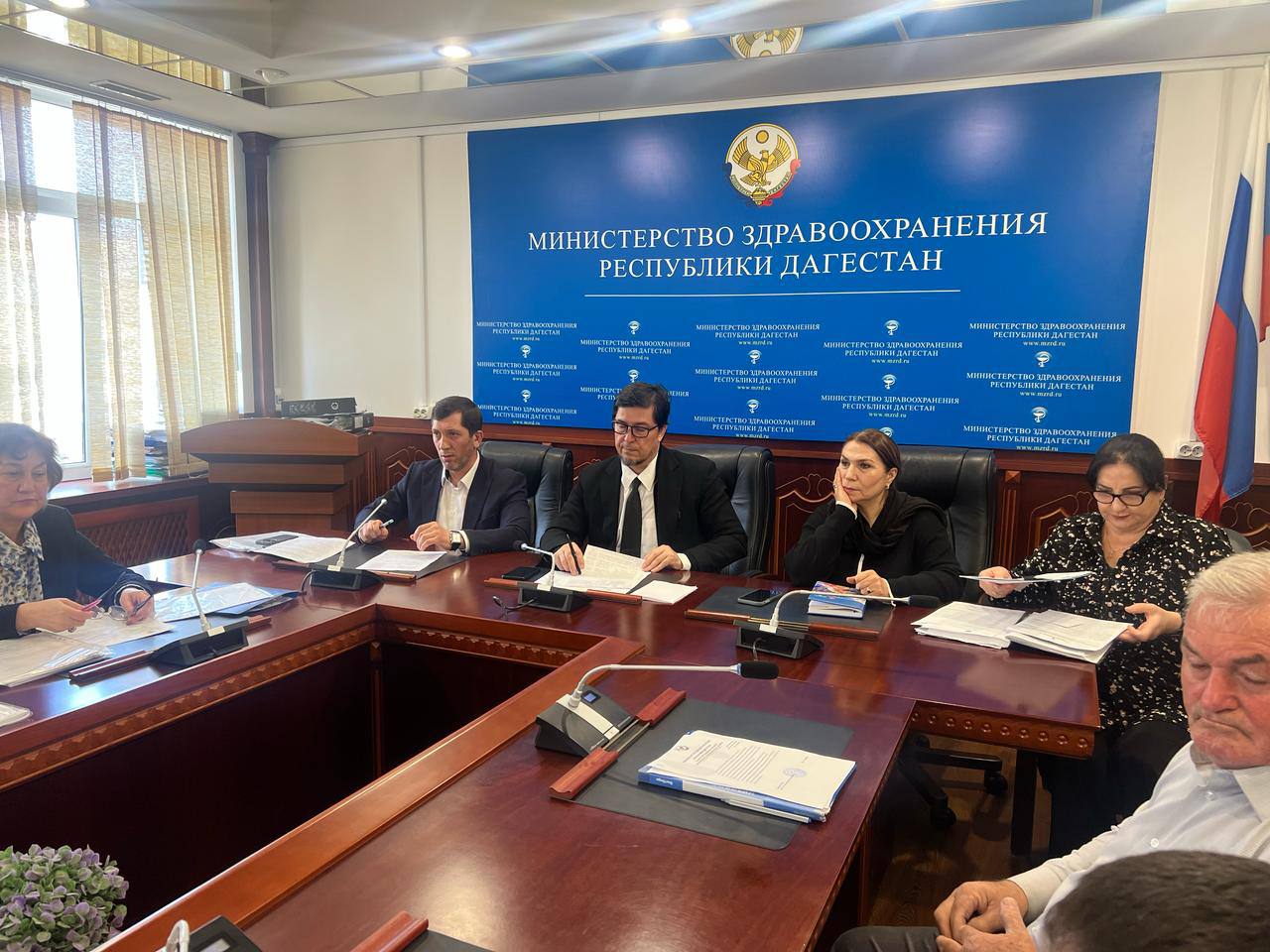 Роспотребнадзор провел эпидемиологическое расследование случаев гепатита С  Роспотребнадзор провел эпидемиологическое расследование случаев гепатита С, выявленных в Республиканской клинической больнице.   В процессе расследования также были проанализированы послеоперационные осложнения, возникшие у пациентов травматологического отделения после операций, включая случаи нагноений.   В связи с выявленными нарушениями в клинике было проведено заседание инфекционного штаба в министерстве здравоохранения. Основными участниками мероприятия стали представители Роспотребнадзора, которые подробно рассмотрели все аспекты эпидемиологического расследования, а также обсудили выявленные нарушения и возможные действия для предотвращения подобных случаев в будущем.   На заседании были предложены меры по улучшению контроля за инфекционной безопасностью в медицинских учреждениях, а также хода лечения и профилактики инфекционных заболеваний.   Важно, чтобы подобные ситуации были предотвращены в будущем, что требует совместных усилий всех заинтересованных сторон.  #роспотребнадзор_новости