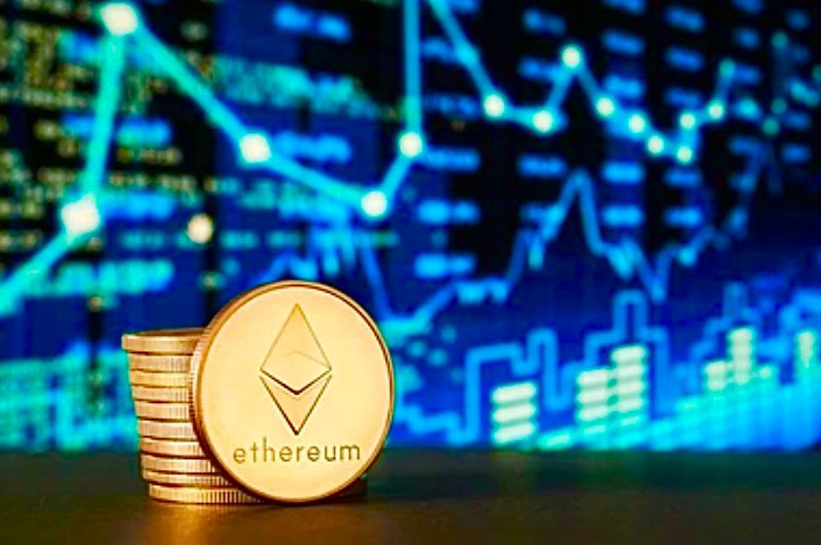 Эфириум достиг отметки 3 400$  За сутки рост составил +12%. Динамика роста даже лучше чем у биткоина    Напомню, что исторический максимум Эфириума был - 13 ноября 2021 года - $4 670.  Что происходит? ETH покупают в резервы крупные компании. Первой такой компанией закупающей эфир в больших объемах стала американская компания SharpLink  SBET , компания занимается ставками на спорт.     Гендиректором компании назначен сооснователь Ethereum и глава разработчика инфраструктуры на базе «эфира» компании Consensys Джозеф Любин.  SharpLink объявила о стратегии накопления Ethereum еще в конце мая. С того самого момента резерв компании пополнился на более чем 205 тыс. ETH, что составляет около $570 млн.     Эта сумма делает SharpLink крупнейшей публичной компанией по количеству удерживаемых ETH на балансе.   Помимо нее еще около десятка компаний хранят вторую по капитализации криптовалюту на балансе.  #ETH