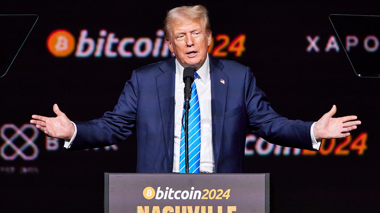 Сенаторы против крипты Трампа: почему это может обернуться параличом отрасли Сенатор-демократ Ричард Блументаль начал расследование криптопроектов, связанных с Трампом — от мемкоина $TRUMP до NFT-коллекций. Под прицелом оказались также арабские инвестиции в связанный со стейблкоином USD1 фонд MGX, якобы планирующий влить $2 млрд в Binance. В чём риск? Расследование вряд ли приведёт к обвинениям: подкомитет не имеет реальных полномочий. Но главное — это политический сигнал. Демократы воспринимают крипту как часть «повестки Трампа» и блокируют любое обсуждение регулирования. Результат — тупик в Конгрессе. Законопроекты замораживаются, а институциональное принятие криптовалют откладывается. Если так пойдёт и дальше, отрасль рискует застрять между партиями — без правил, без прогресса и без доступа к крупным деньгам. #новости_рынок